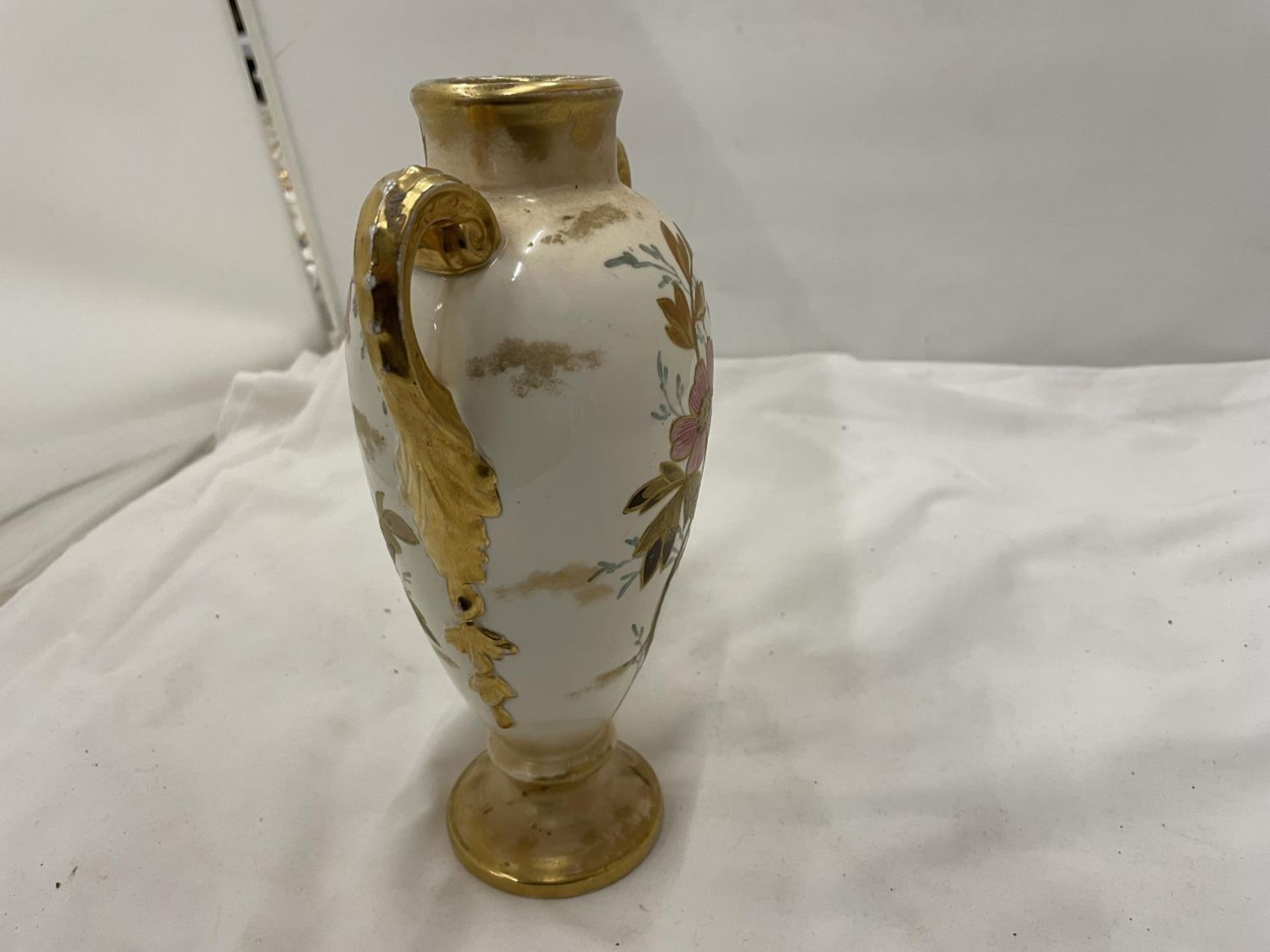 A ROYAL BONN AUSTRIAN VASE BY FRANZ ANTON MEHLEM IN BLUSH IVORY WITH FLORAL AND GILT DECORATION - Image 5 of 6