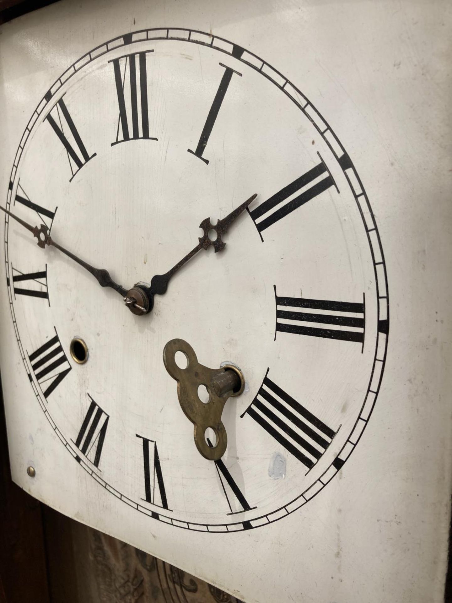 A THIRTY HOUR WALL CLOCK MANUFACTURED BY THE NEWHAVEN CLOCK CO - Image 5 of 6