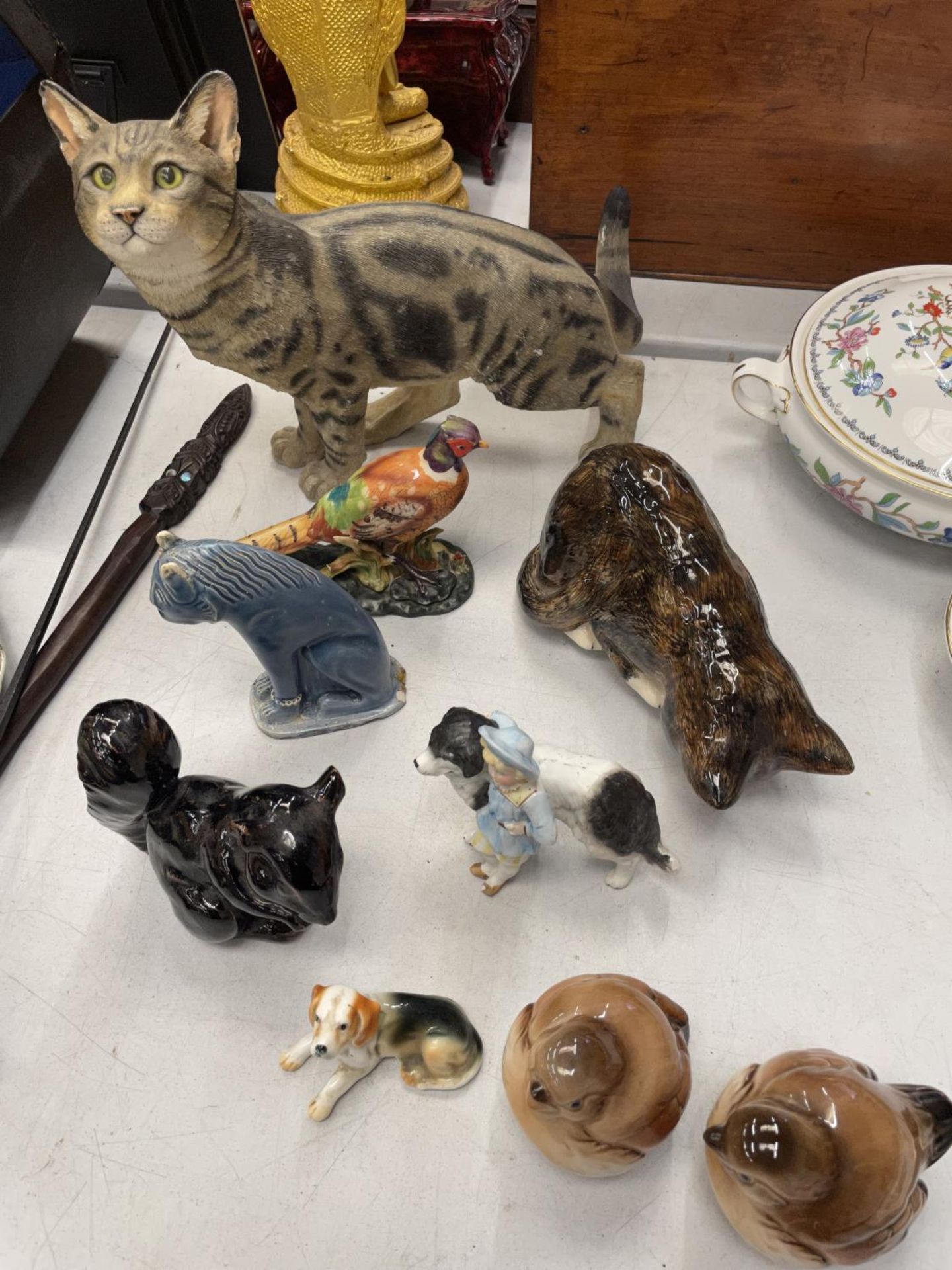 A QUANTITY OF CERAMIC AND RESIN ANIMAL FIGURES TO INCLUDE A LARGE TABBY CAT HEIGHT 27CM, LENGTH