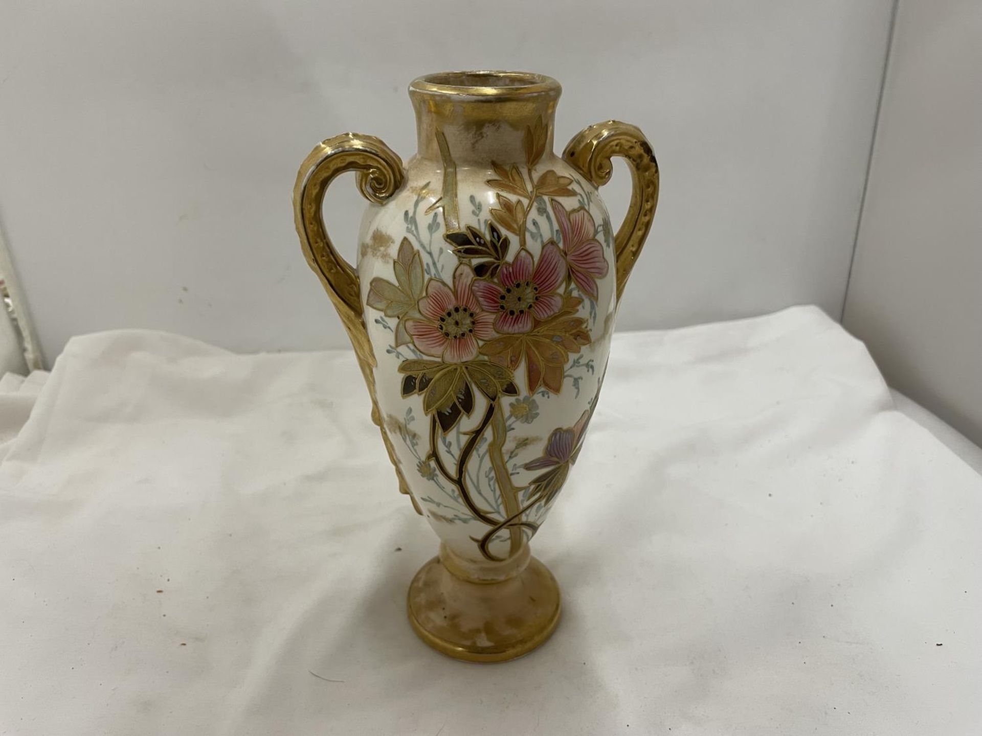 A ROYAL BONN AUSTRIAN VASE BY FRANZ ANTON MEHLEM IN BLUSH IVORY WITH FLORAL AND GILT DECORATION