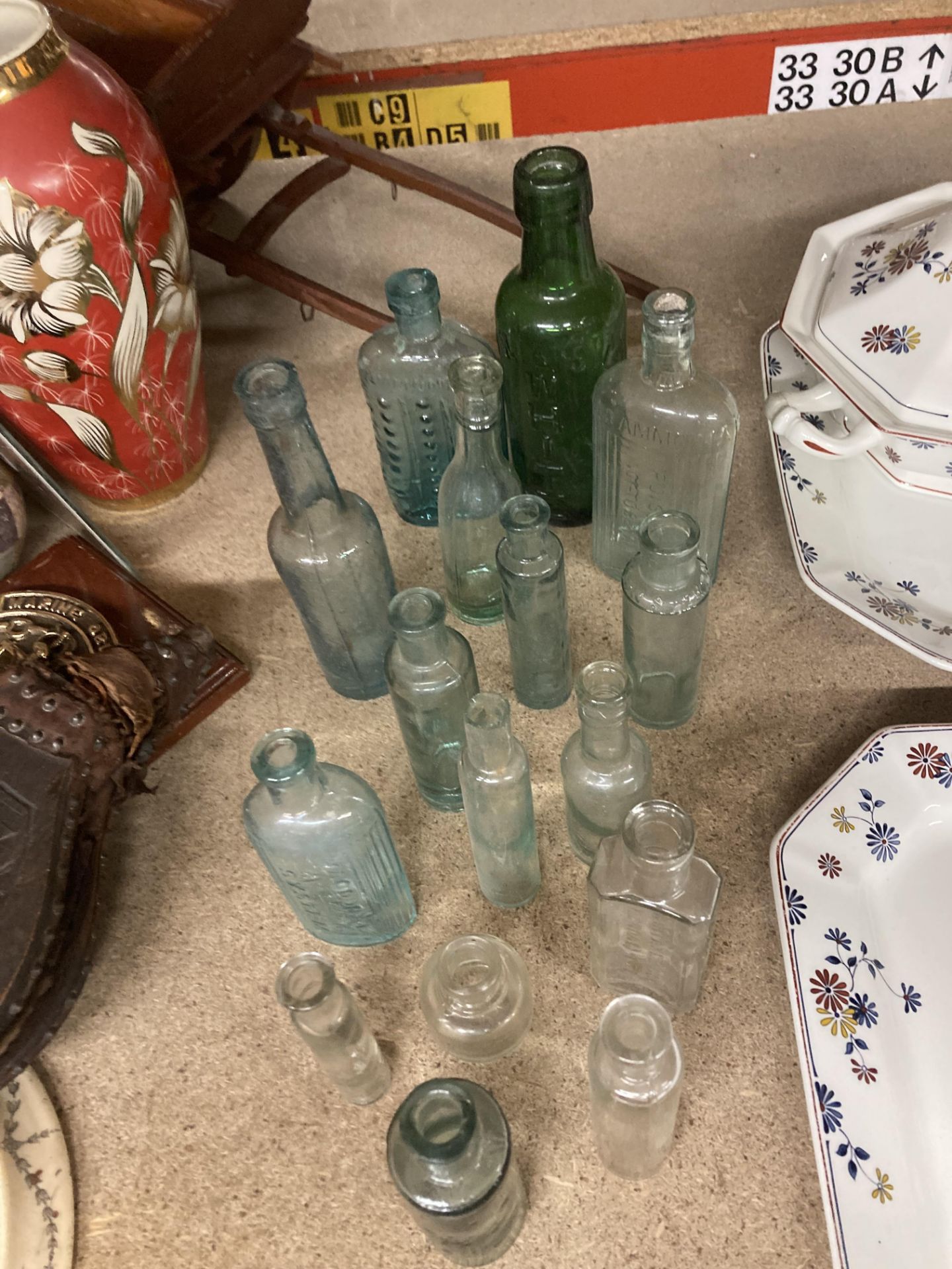 A COLLECTION OF VINTAGE BOTTLES - Image 4 of 5