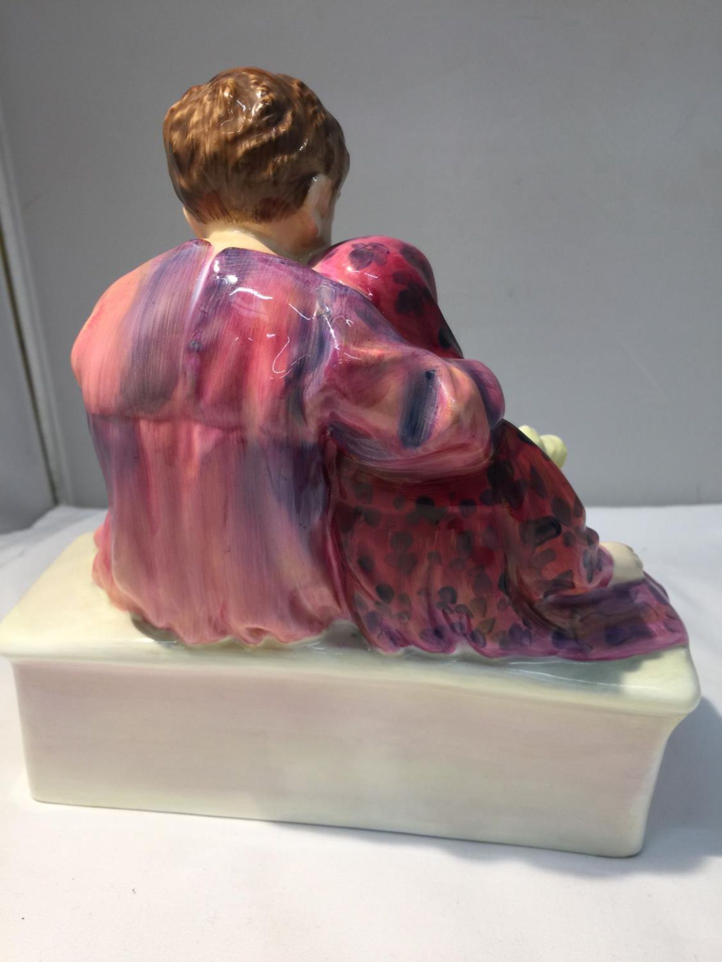 A ROYAL DOULTON FIGURE 'FLOWER SELLERS CHILDREN' HN 1342 HEIGHT APPROX 18CM, WIDTH 17CM - SLIGHT - Image 3 of 9
