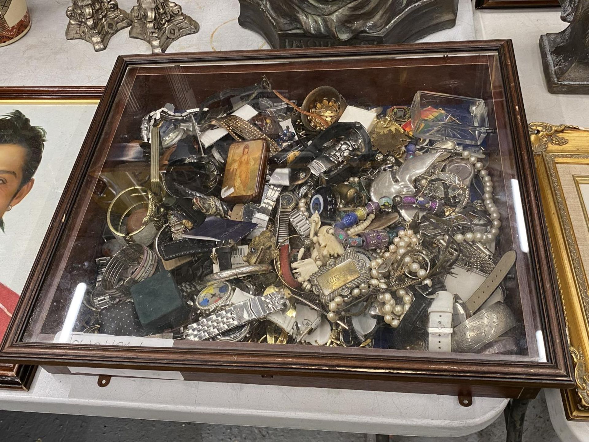 A MAHOGANY GLASS TOPPED DISPLAY CASE CONTAINING A LARGE QUANTITY OF COLLECTABLE ITEMS TO INCLUDE - Image 3 of 12