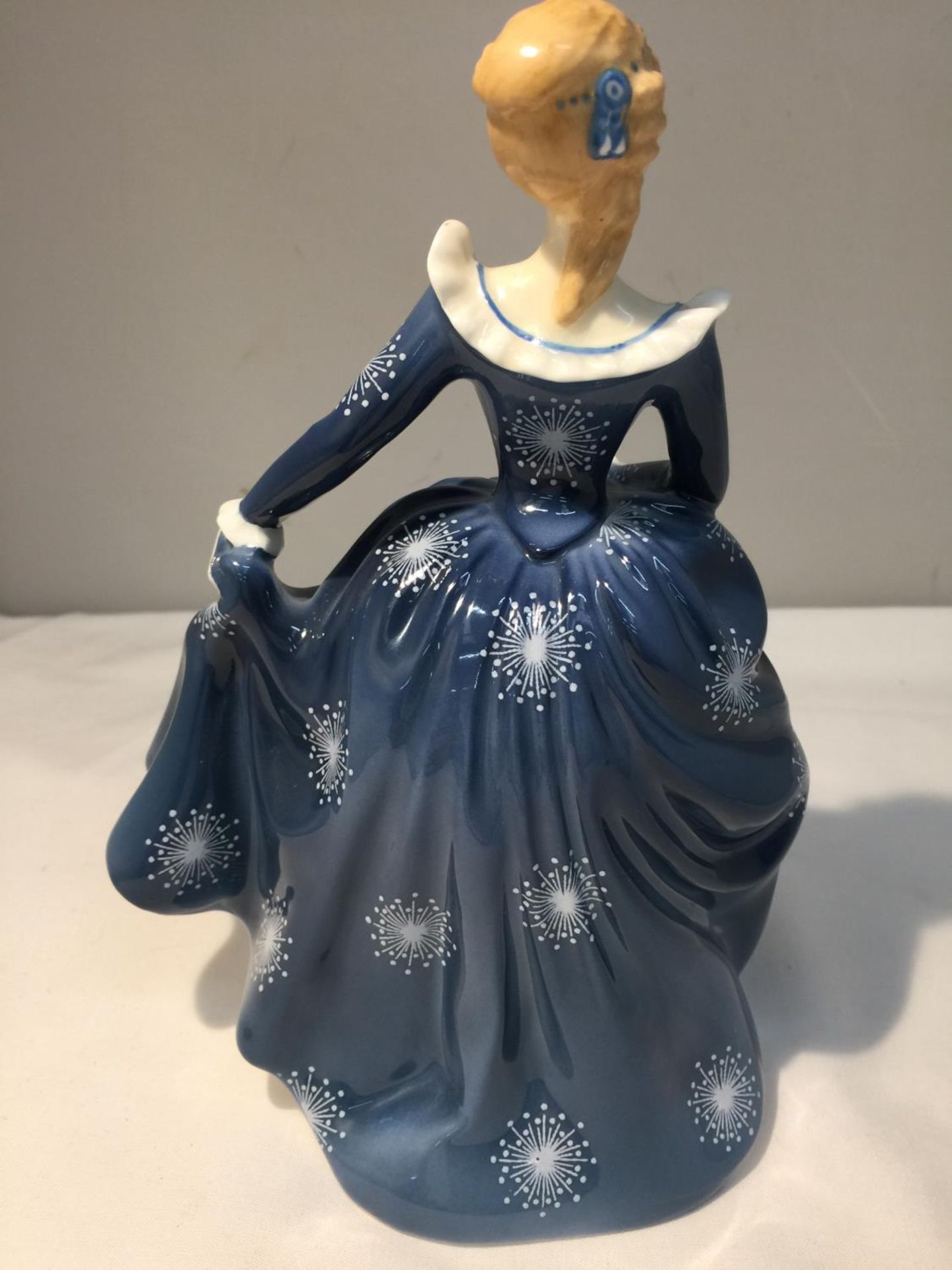 A ROYAL DOULTON FIGURE FRAGRANCE HN 2334 HEIGHT 21CM - Image 4 of 7