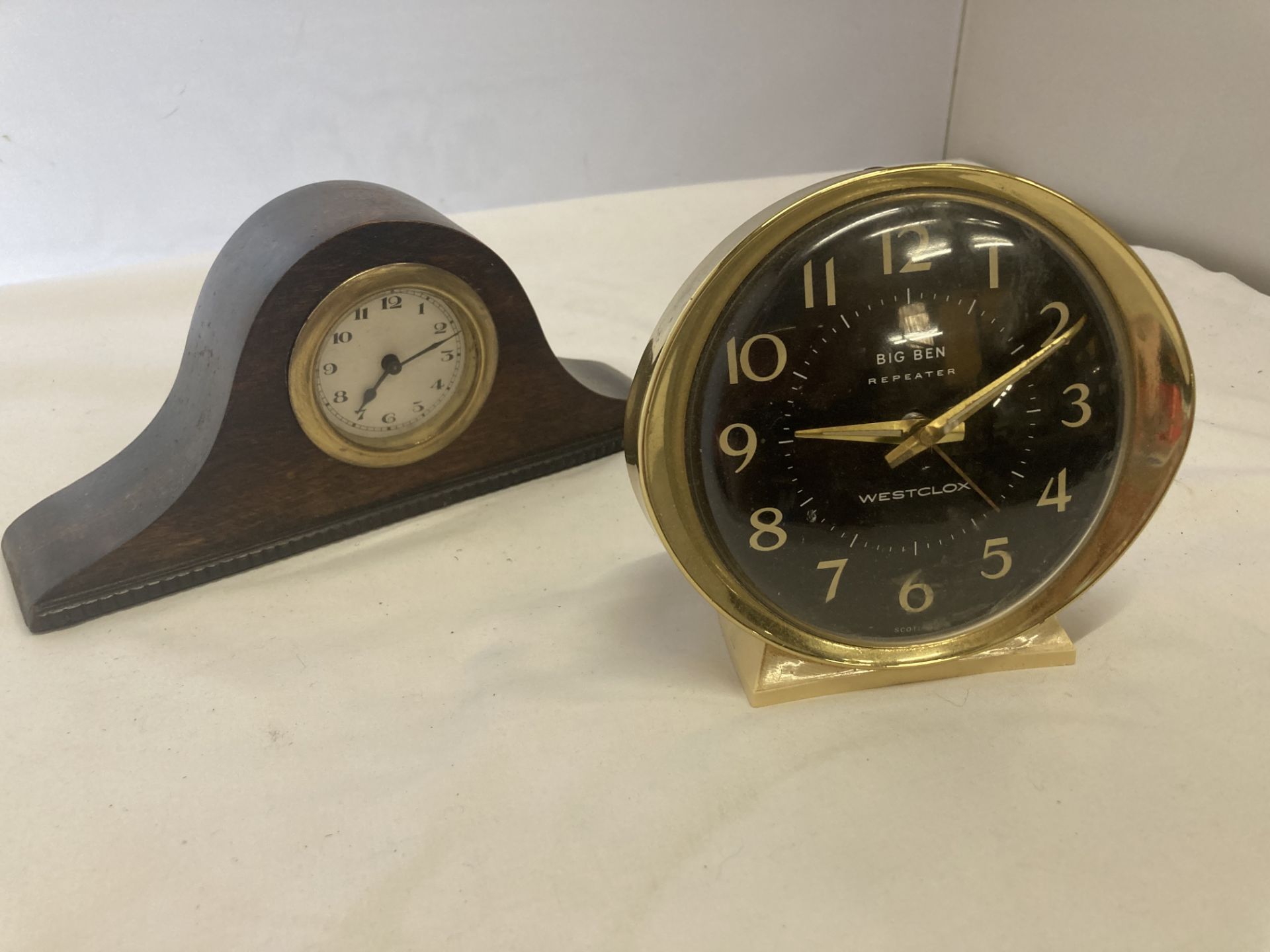 TWO MAHOGANY CASED WALL CLOCKS, A WESTCLOX 'BIG BEN' ALARM CLOCK, A SMITHS VINTAGE ELECTRIC MANTLE - Image 9 of 21
