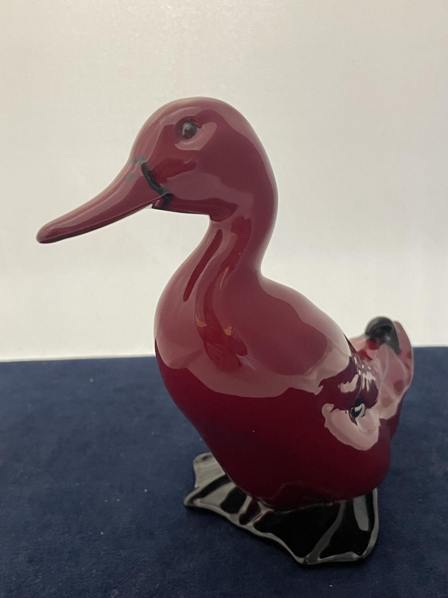 A ROYAL DOULTON FLAMBE DUCK - 16 CM - Image 2 of 5