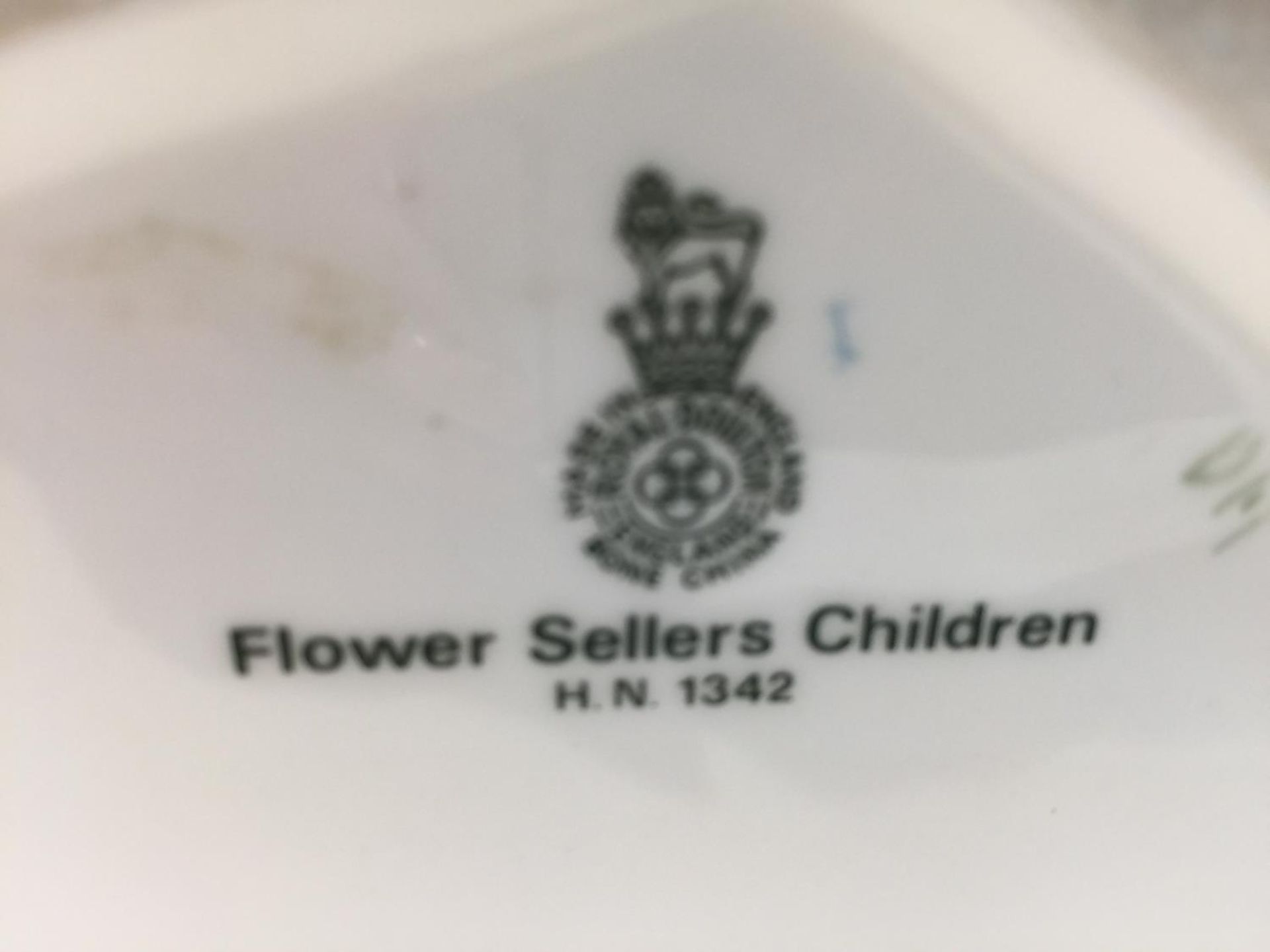 A ROYAL DOULTON FIGURE 'FLOWER SELLERS CHILDREN' HN 1342 HEIGHT APPROX 18CM, WIDTH 17CM - SLIGHT - Image 8 of 9