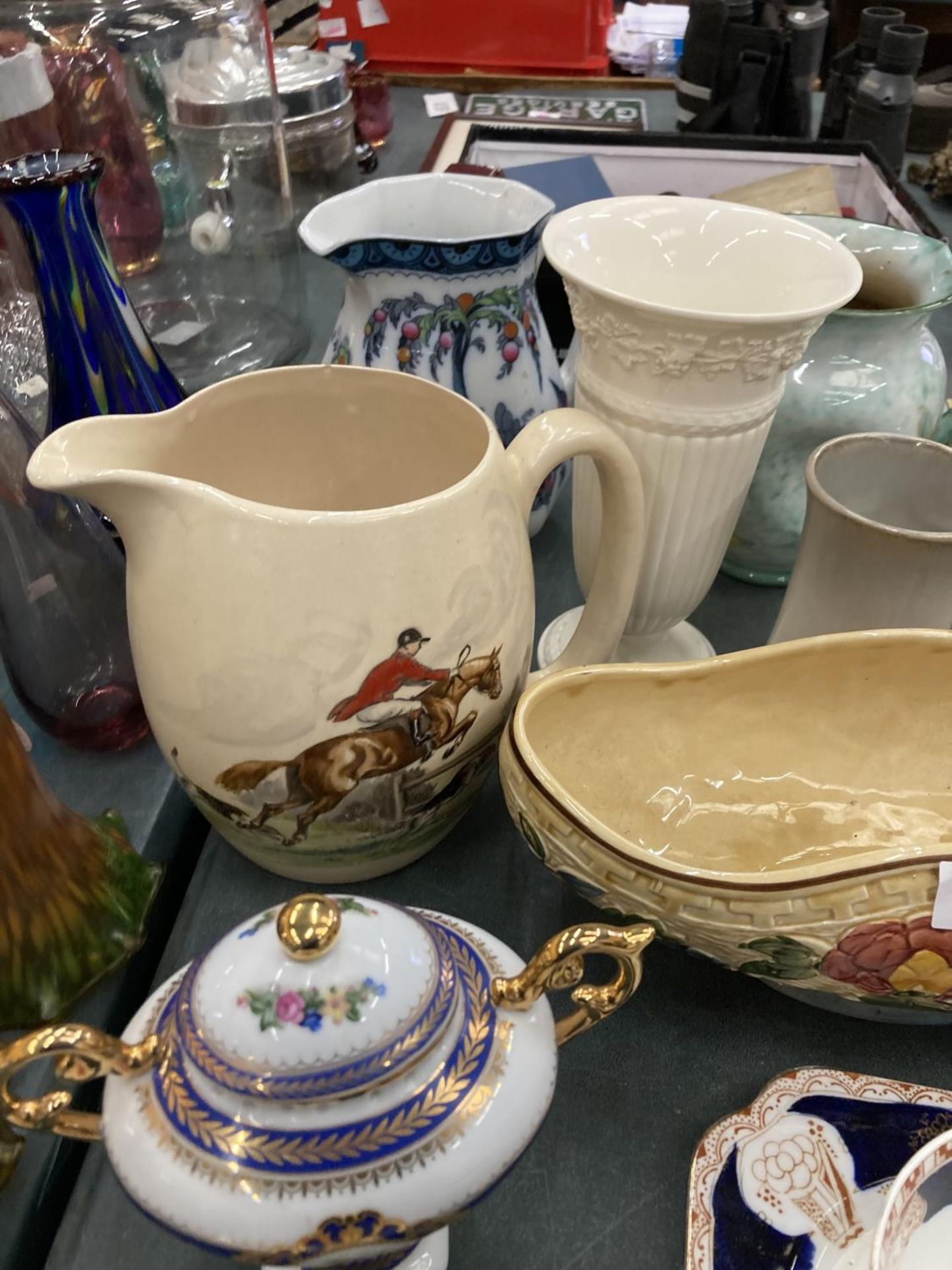A VARIETY OF CERAMICS TO INCLUDE A VINTAGE INDIAN TREE BOWL TOGETHER WITH LARGE JUG DEPICTING - Image 9 of 24