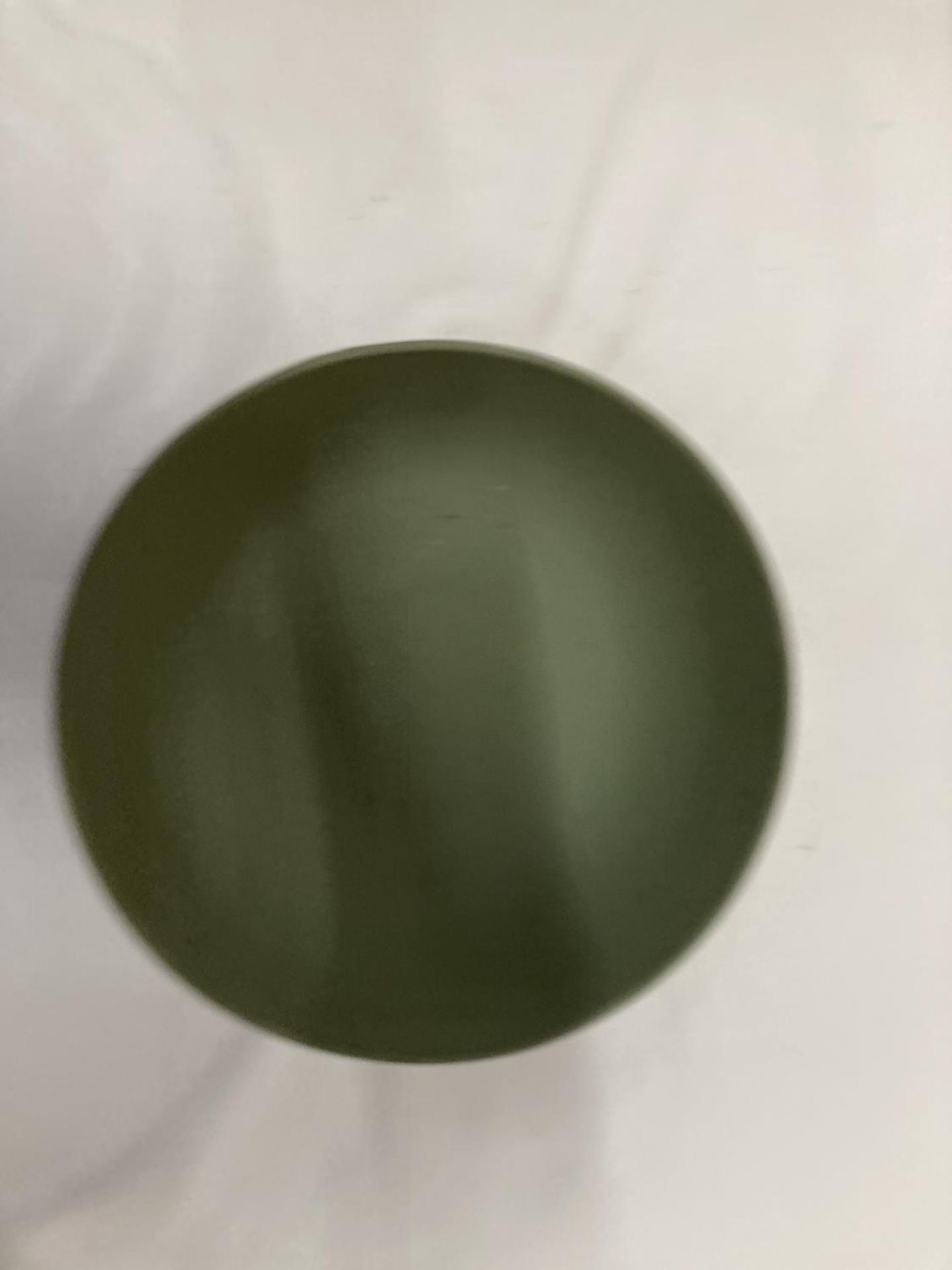 A WEDGWOOD GREEN AND WHITE JASPERWARE BOWL/ PLANTER DIAMETER 20CM