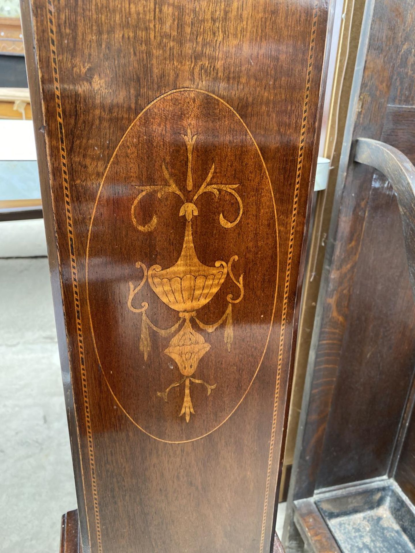 AN EDWARDIAN MAHOGANY AND INLAID GRANDMOTHER CLOCK, 11.5" WIDE, 52.5" HIGH - Image 4 of 6