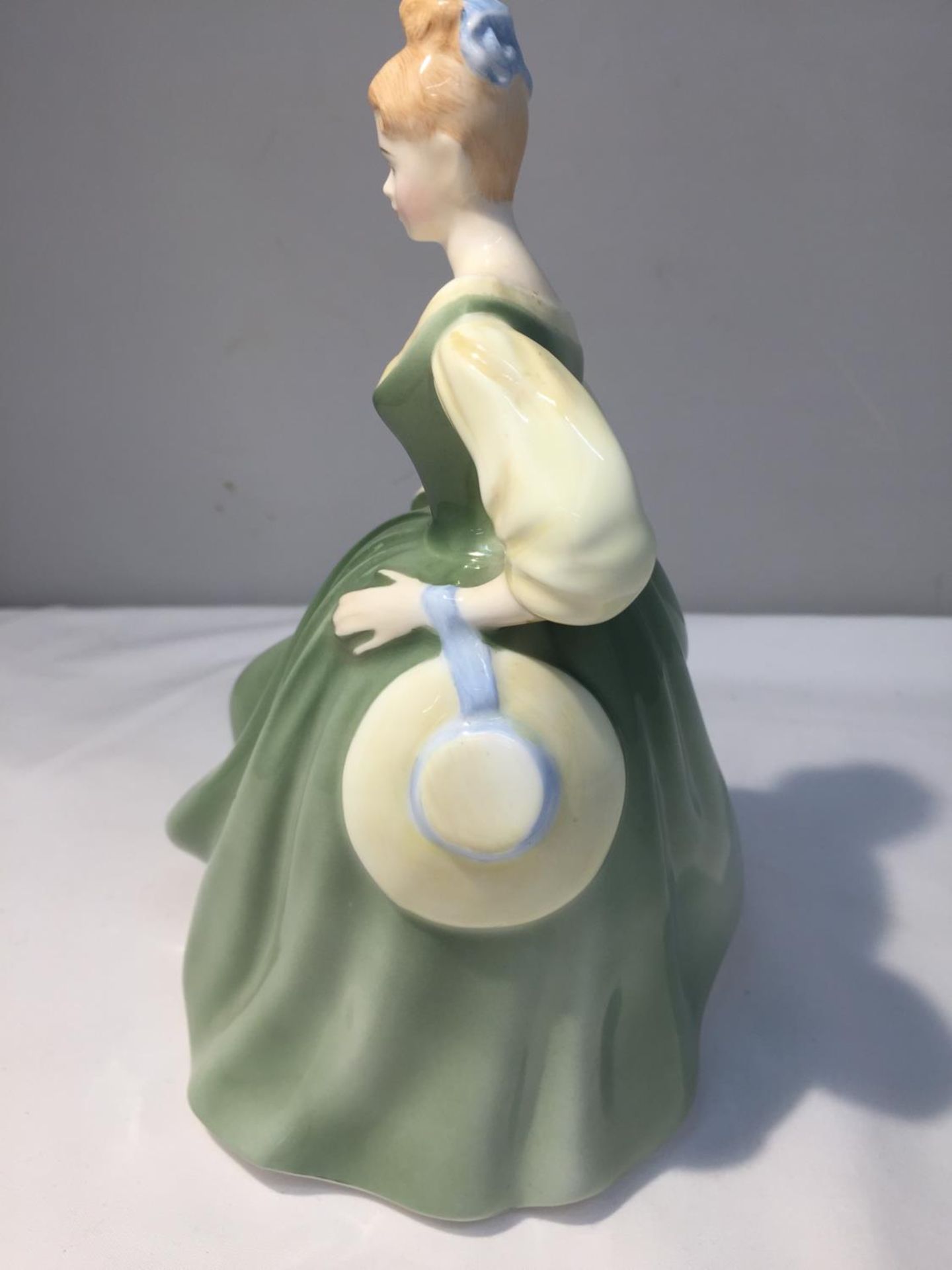 A ROYAL DOULTON FIGURE 'FAIR LADY' HEIGHT 20CM - A/F SMALL CHIP TO SKIRT OF DRESS - Image 2 of 6