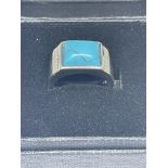 A SILVER RING WITH A TURQUOISE NAVAJO STYLE STONE IN A PRESENTATION BOX