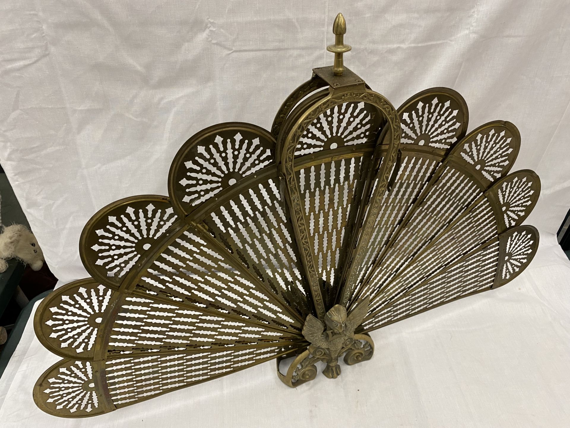A VINTAGE BRASS PEACOCK FAN FIRE SCREEN WITH WINGED GRIFFIN TO THE BASE, HEIGHT 63CM - Image 8 of 10
