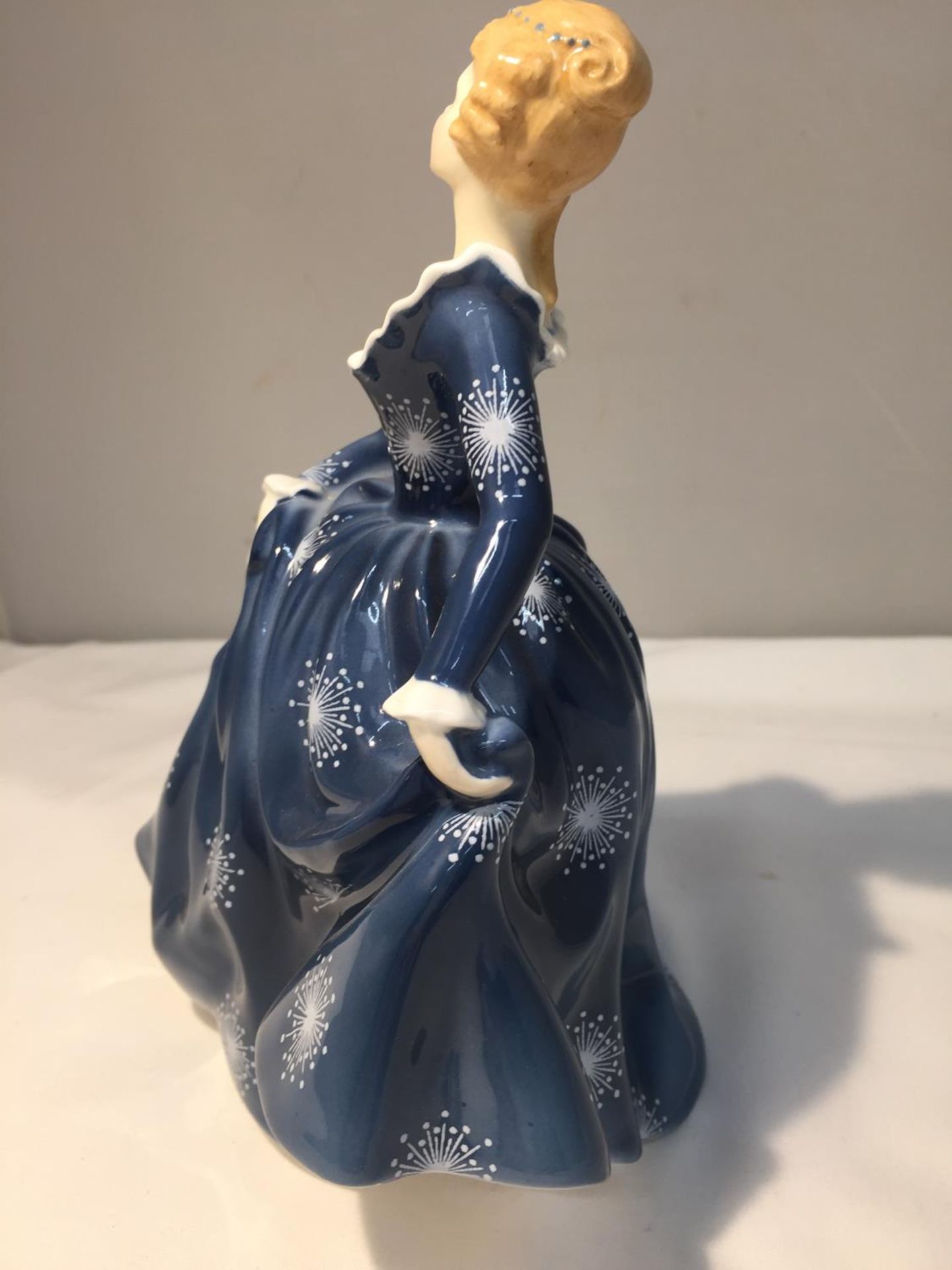 A ROYAL DOULTON FIGURE FRAGRANCE HN 2334 HEIGHT 21CM - Image 2 of 7