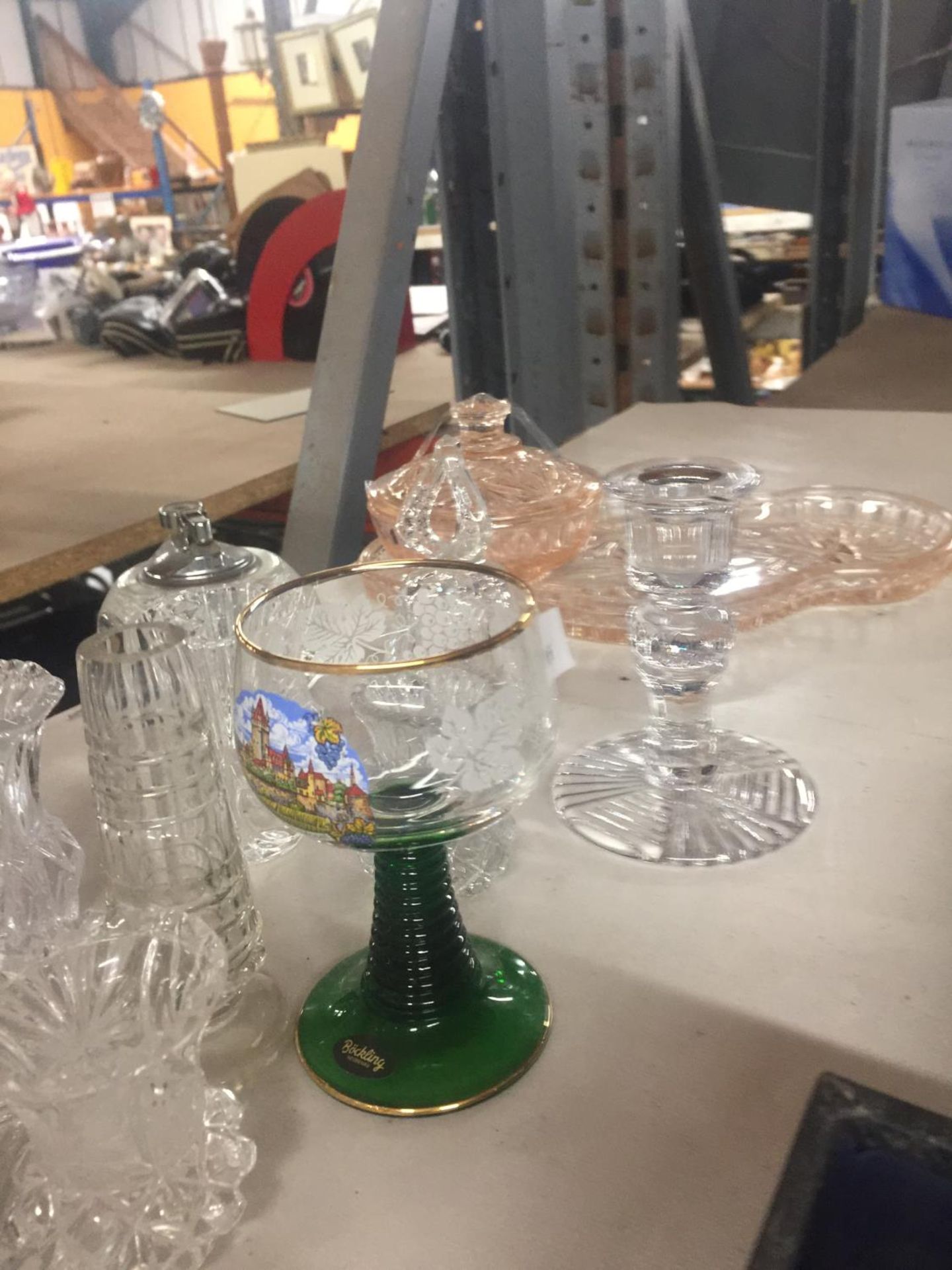 A QUANTITY OF GLASSWARE TO INCLUDE CANDLESTICKS, A GREEN STEMMED MOSELLE GLASS, SMALL VASES, GLASS - Image 5 of 7