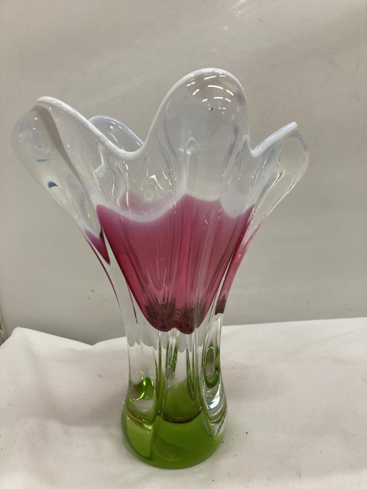 A MURANO STYLE HEAVY ART GLASS VASE WITH GRADUATING COLOURS OF GREEN, CRANBERRY AND ACID WHITE - - Image 11 of 17