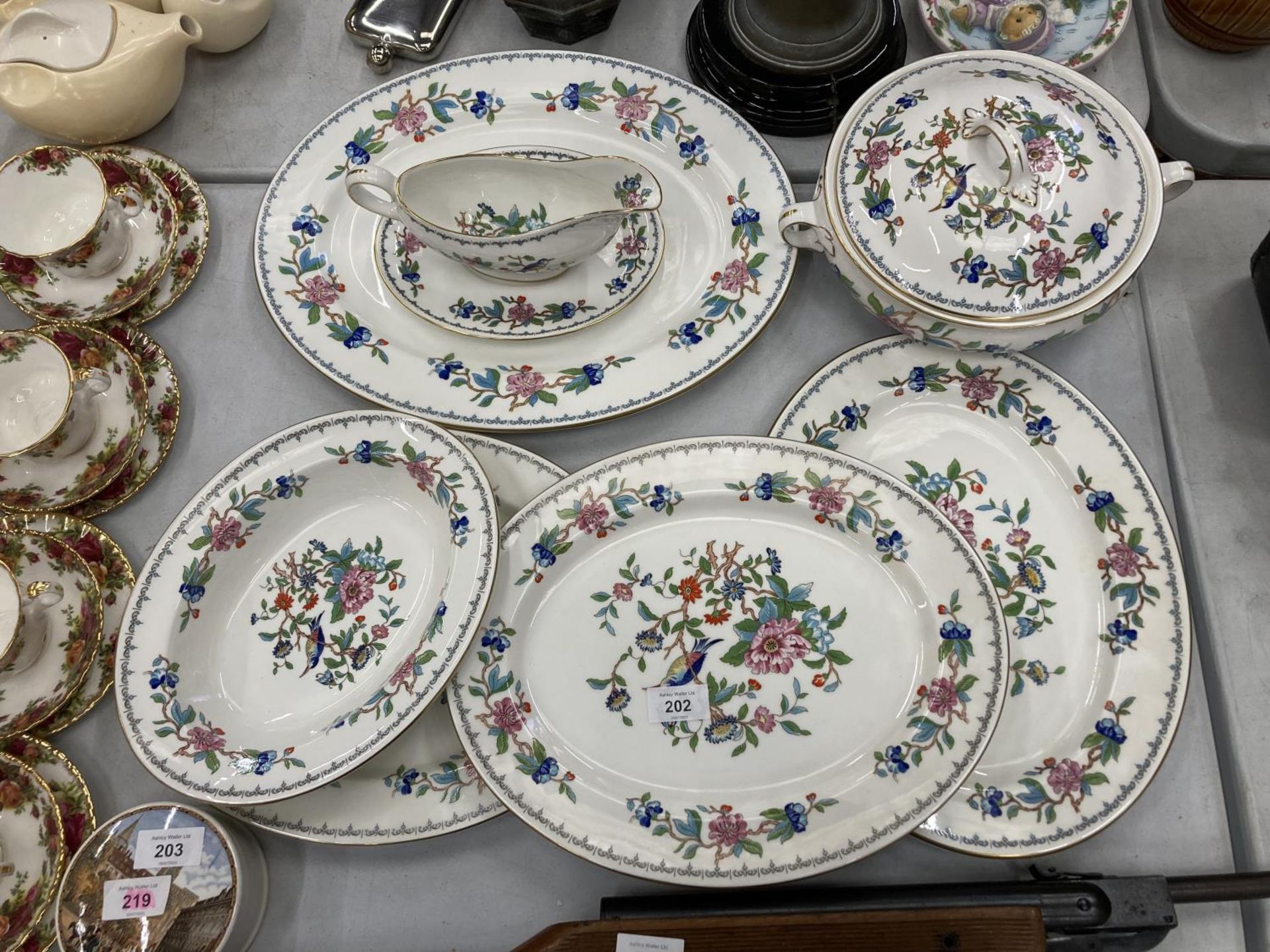 A QUANTITY OF AYNSLEY PEMBROKE FINE BONE CHINA - UNUSED TO INCLUDE A TUREEN, LARGE PLATTER, 3 MEDIUM