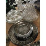 A SELECTION OF GLASSWARE AND CERAMIC TO INCLUDE A LARGE GLASS CHEESE DOME, A ROYAL WINTON IVORY LEAF