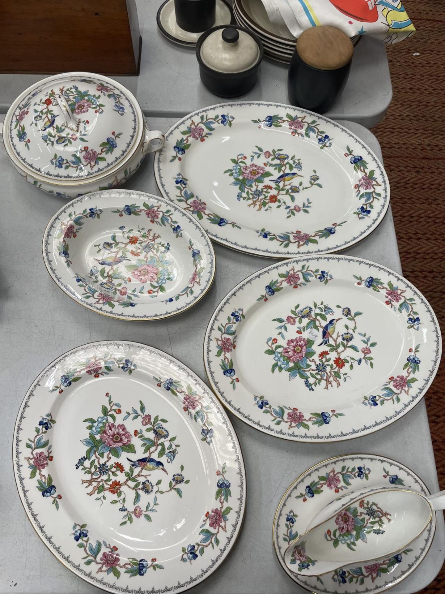 A QUANTITY OF AYNSLEY 1ST QUALITY 'PEMBROKE' CHINA TO INCLUDE A LIDDED TUREEN, SERVING PLATES AND