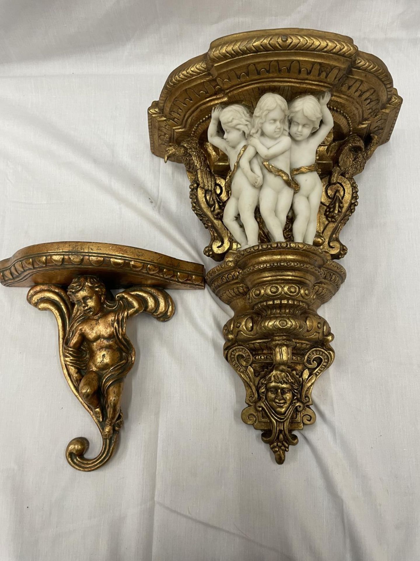 A LARGE GILDED WALL SCONCE WITH ELABORATE DECORATION AND CHERUBS HEIGHT 45CM, WIDTH 31CM, A GILDED