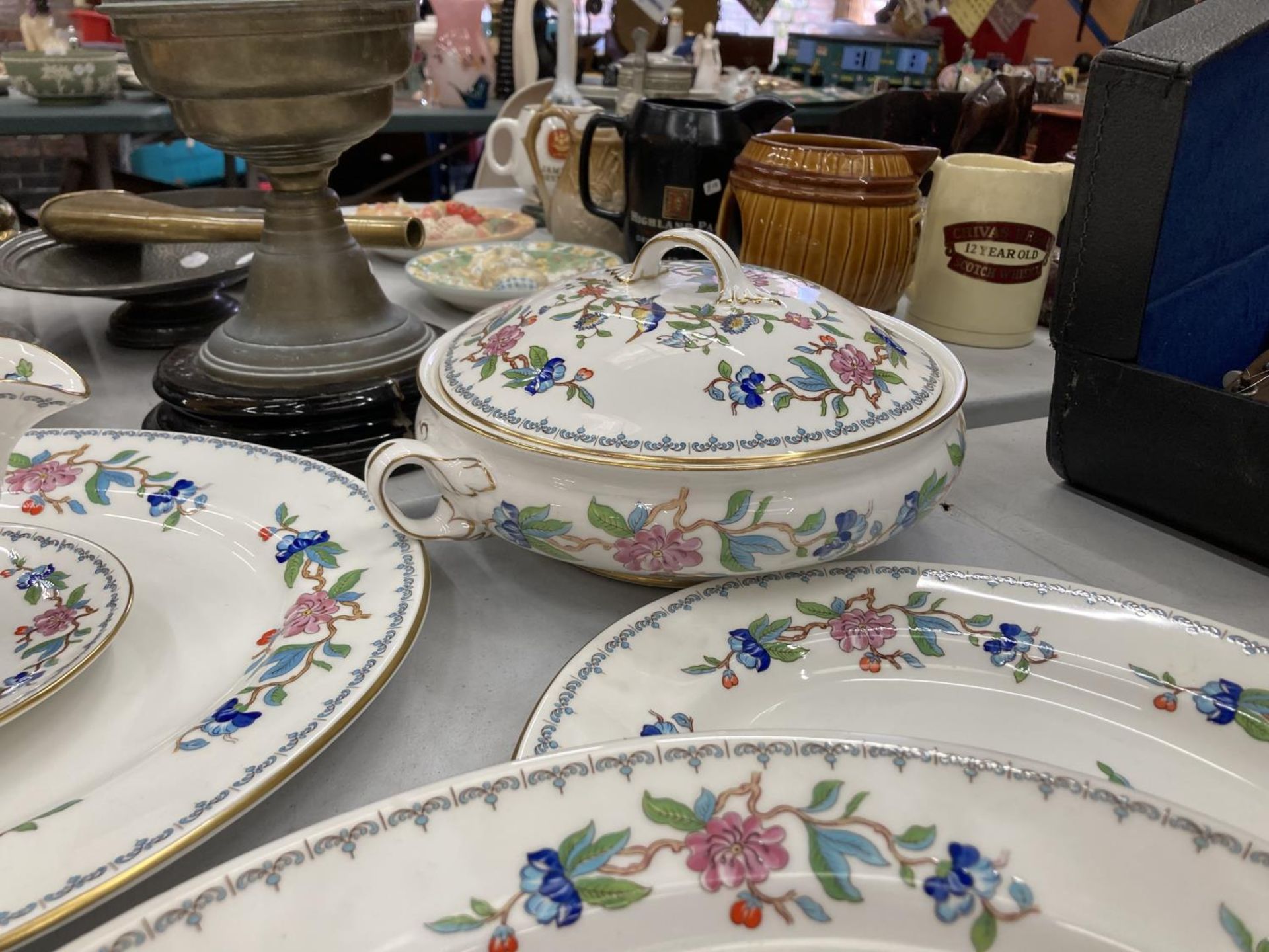 A QUANTITY OF AYNSLEY PEMBROKE FINE BONE CHINA - UNUSED TO INCLUDE A TUREEN, LARGE PLATTER, 3 MEDIUM - Image 6 of 9