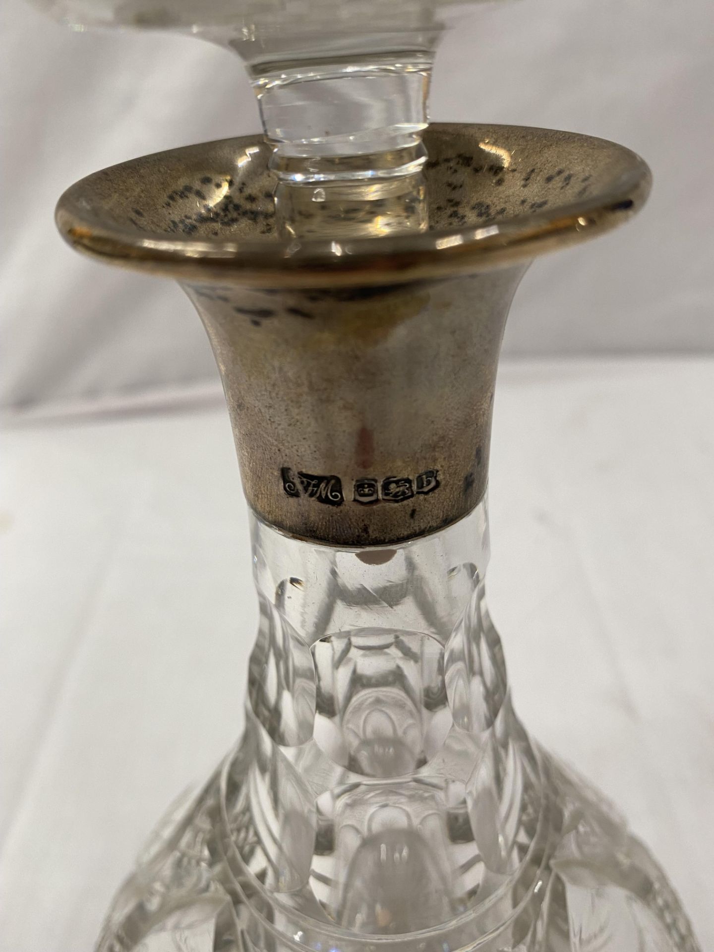 A HALLMARKED SHEFFIELD SILVER DECANTER WITH HOBNAIL DECORATION HEIGHT 25CM - Image 3 of 10