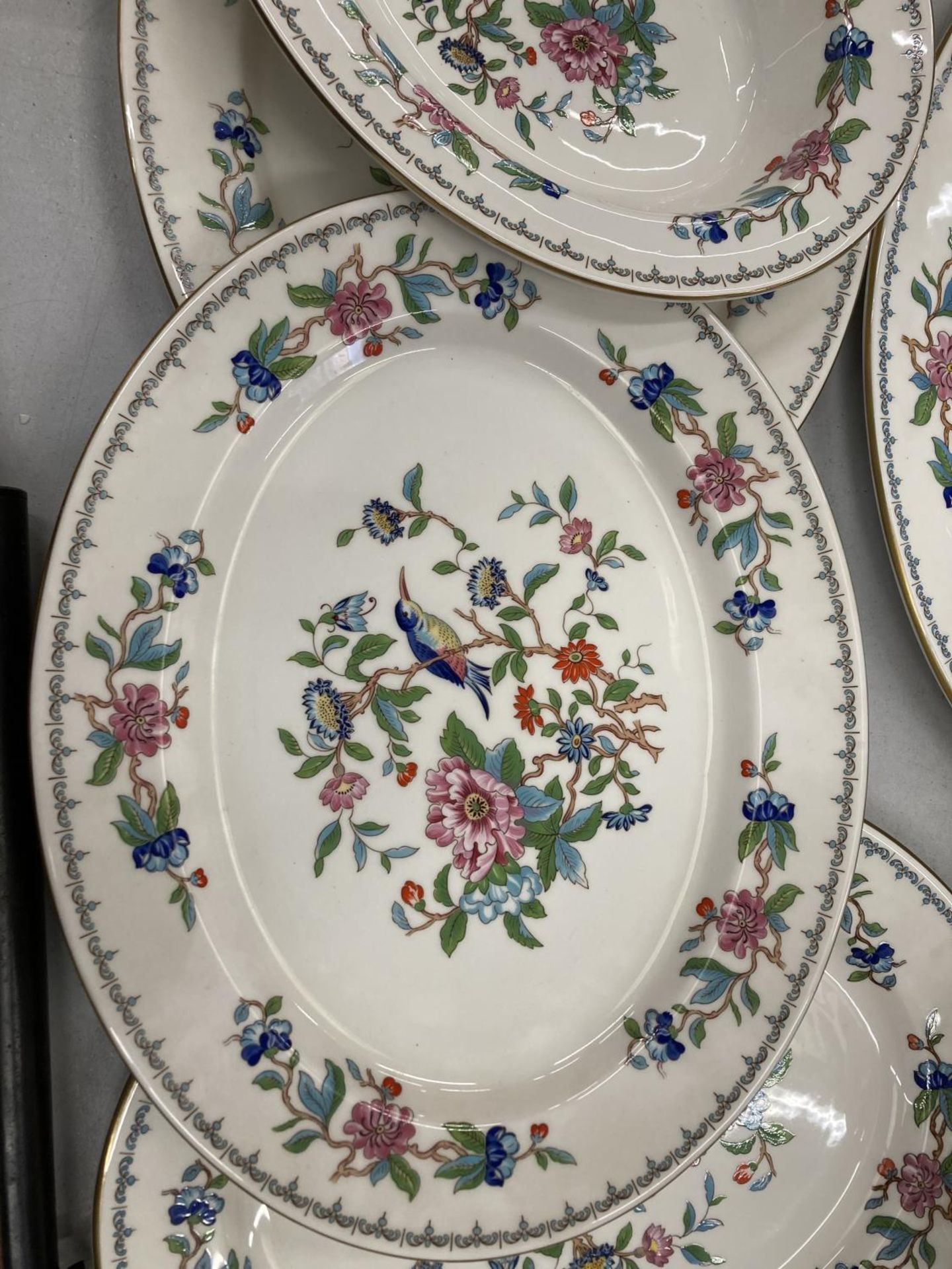 A QUANTITY OF AYNSLEY PEMBROKE FINE BONE CHINA - UNUSED TO INCLUDE A TUREEN, LARGE PLATTER, 3 MEDIUM - Image 8 of 9