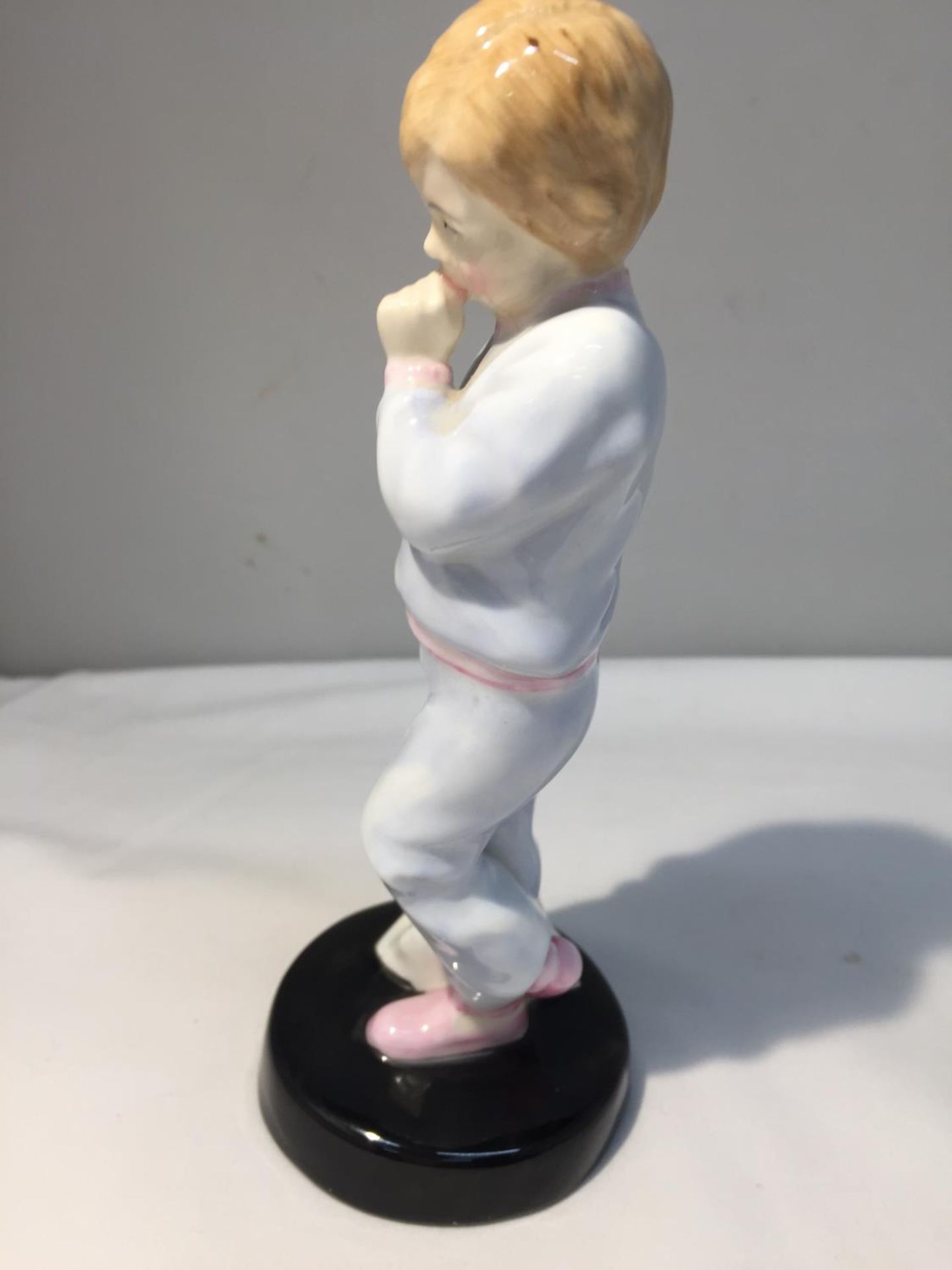 A ROYAL DOULTON FIGURE 'SLEEPY DARLING' HN 2953 HEIGHT 20CM - Image 2 of 7