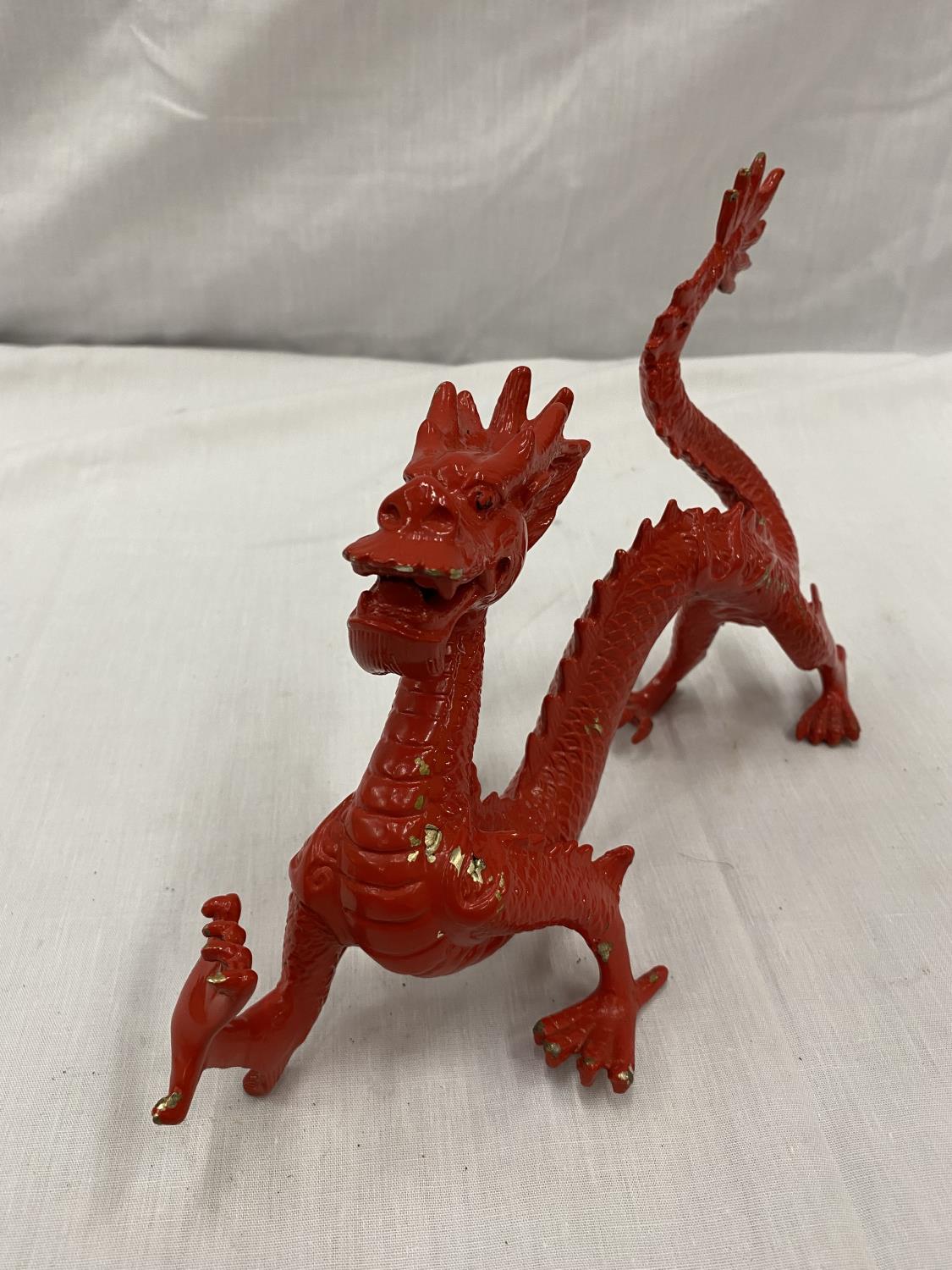 A METAL SCULPTURE OF A RED DRAGON HEIGHT 17CM, LENGTH APPROX 28CM - Image 7 of 8