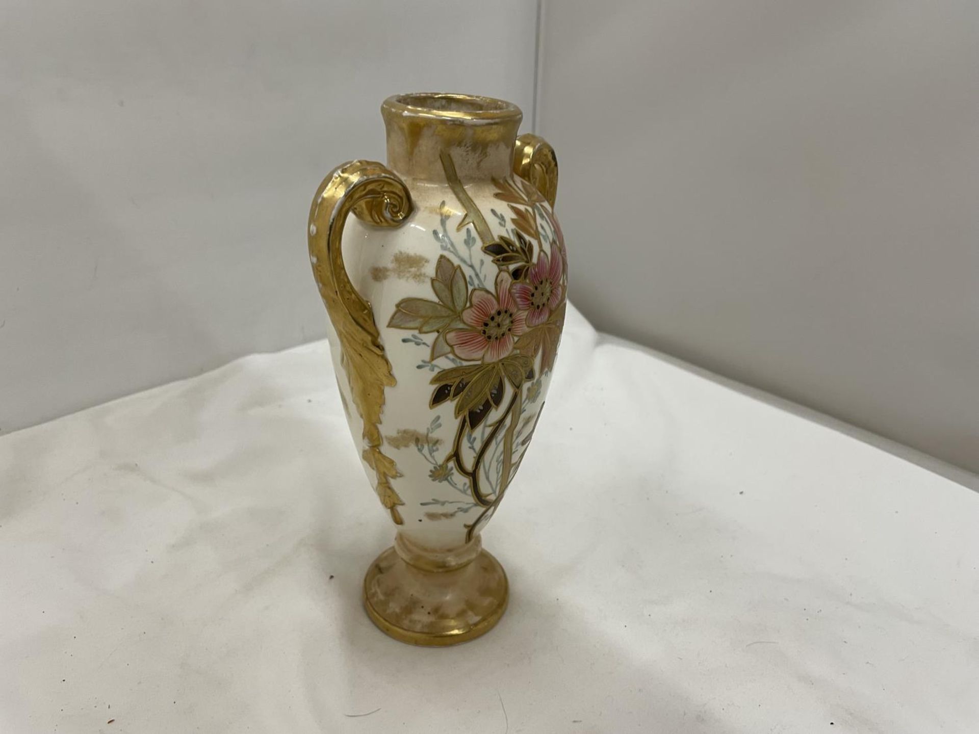 A ROYAL BONN AUSTRIAN VASE BY FRANZ ANTON MEHLEM IN BLUSH IVORY WITH FLORAL AND GILT DECORATION - Image 2 of 6
