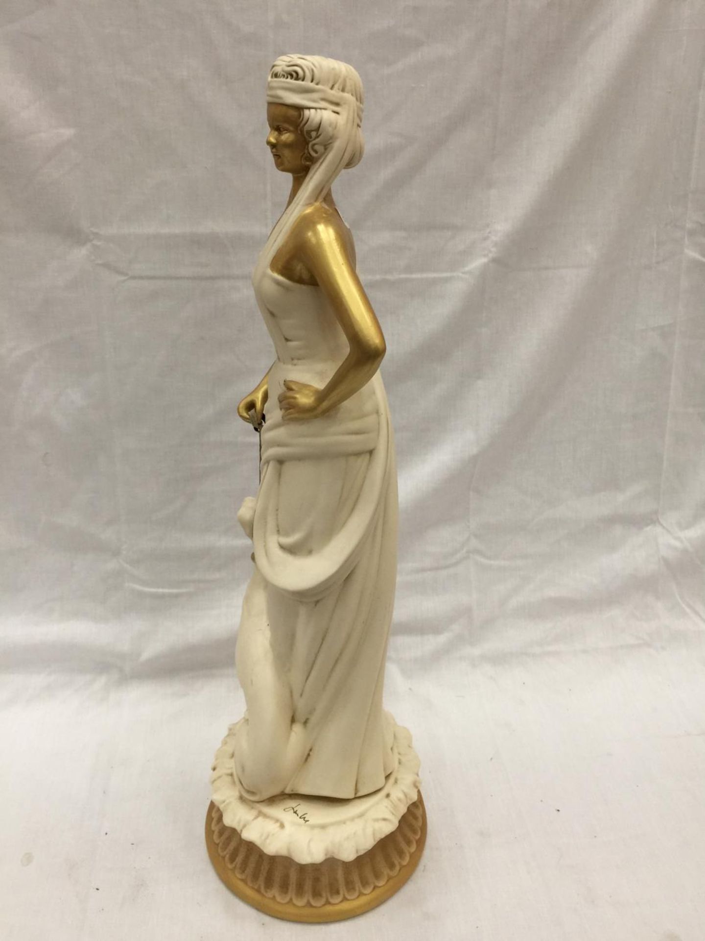 A FLOOR STANDING ART DECO STYLE FIGURE HEIGHT APPROX 72CM, SIGNATURE TO BASE - Image 4 of 5
