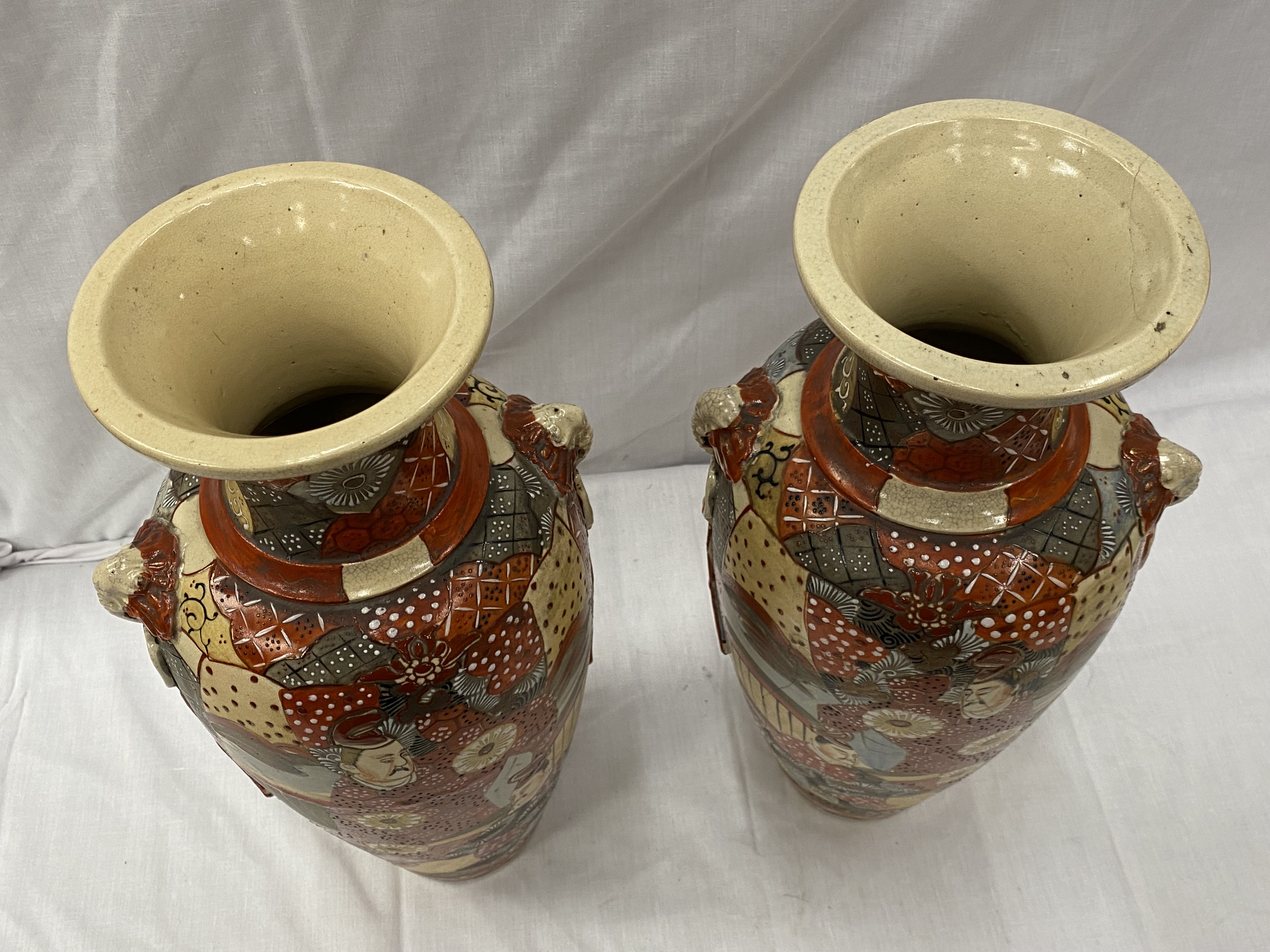 A PAIR OF ORIENTAL STYLE VASES WITH EMBOSSED DECORATION HEIGHT 45CM - A/F CRACKS TO BOTH - Image 7 of 16