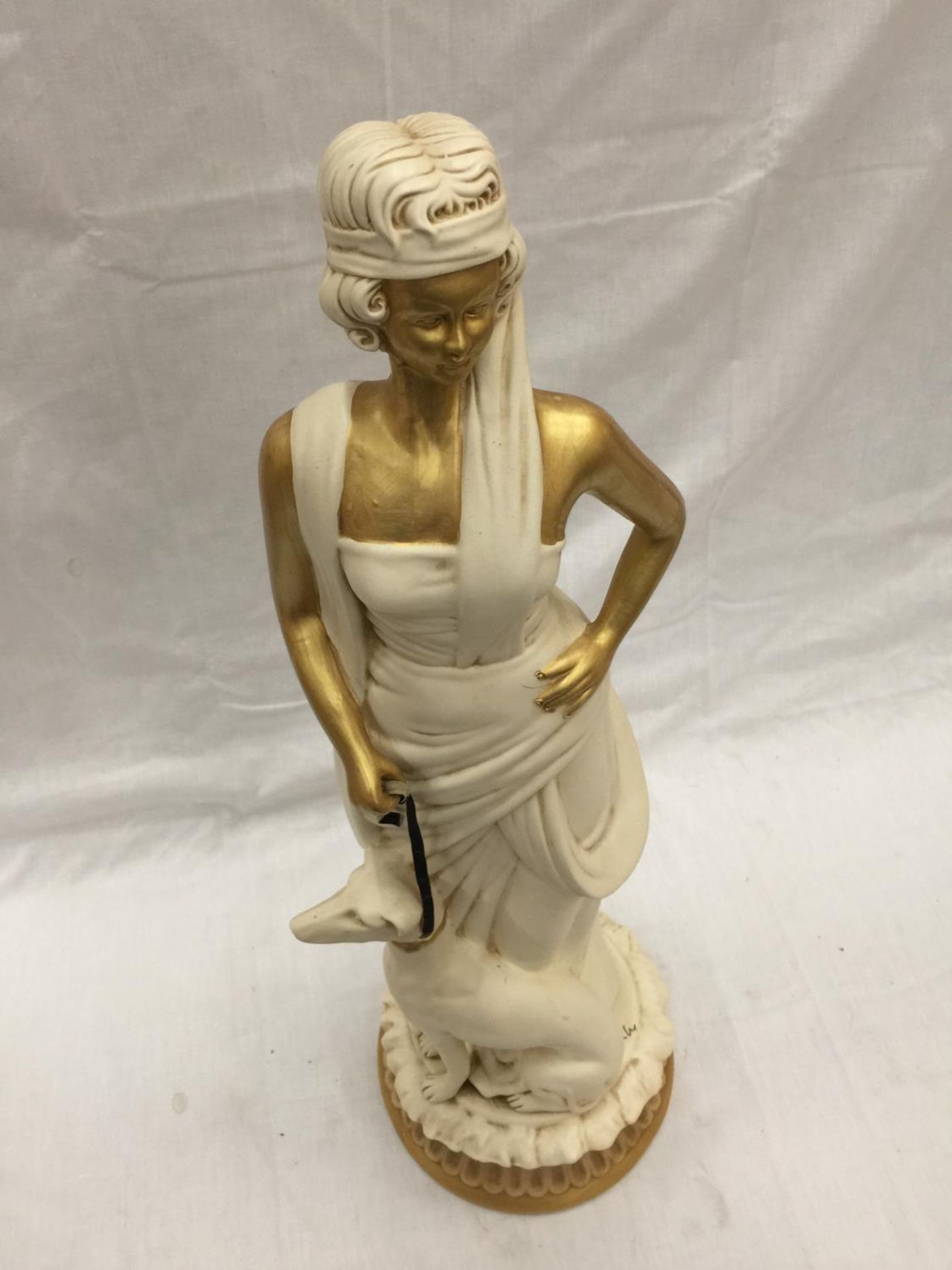 A FLOOR STANDING ART DECO STYLE FIGURE HEIGHT APPROX 72CM, SIGNATURE TO BASE - Image 2 of 5