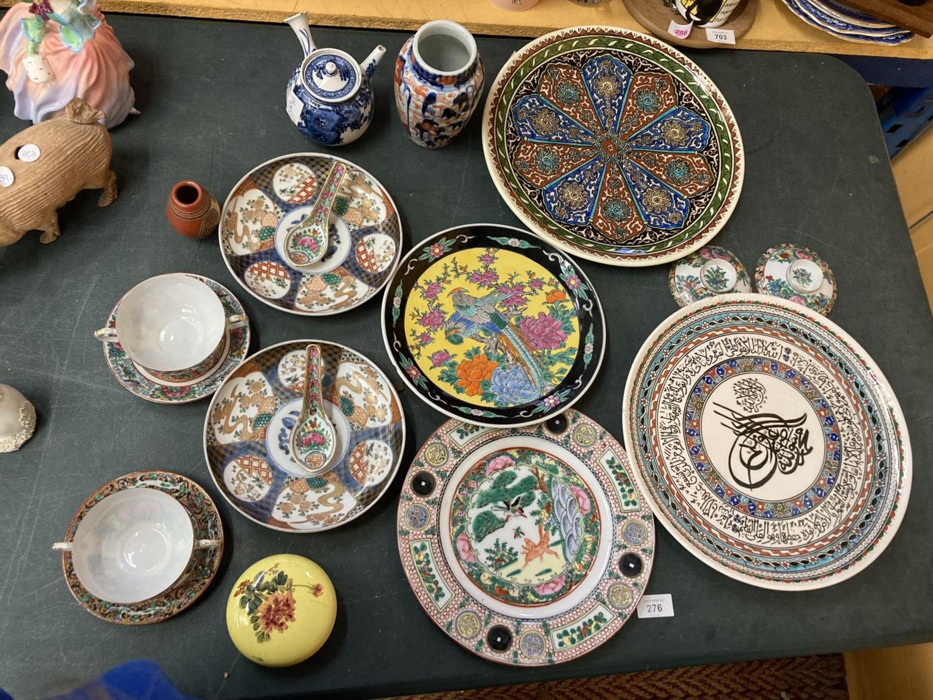 A QUANTITY OF ORIENTAL ITEMS TO INCLUDE PLATES, CUPS, SAUCERS, VASE,ETC