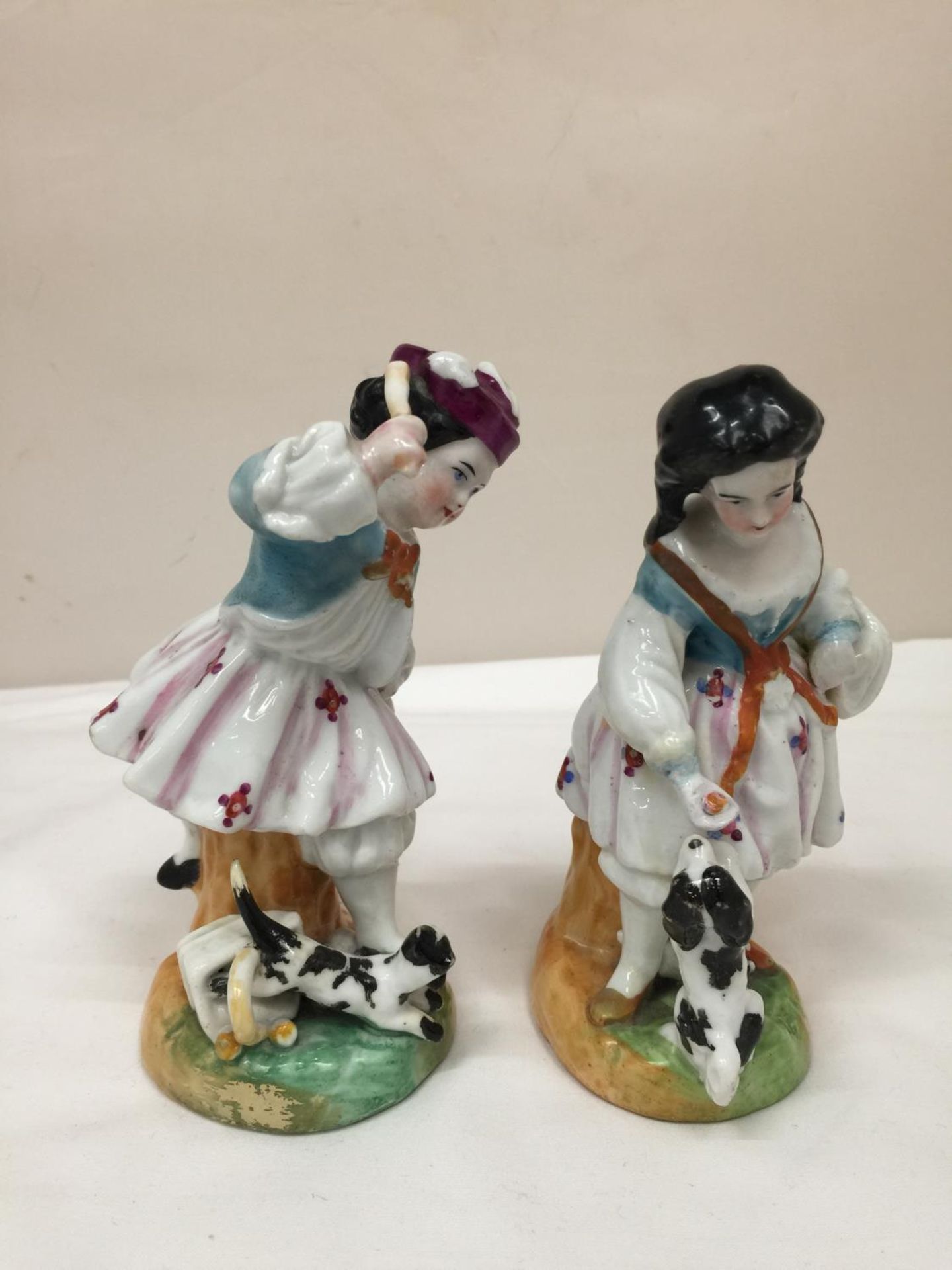 A PAIR OF EARLY STAFFORDSHIRE HARD PASTE PORCELAIN FIGURES OF A BOY AND A GIRL WITH DOGS HEIGHT BOTH - Image 2 of 5