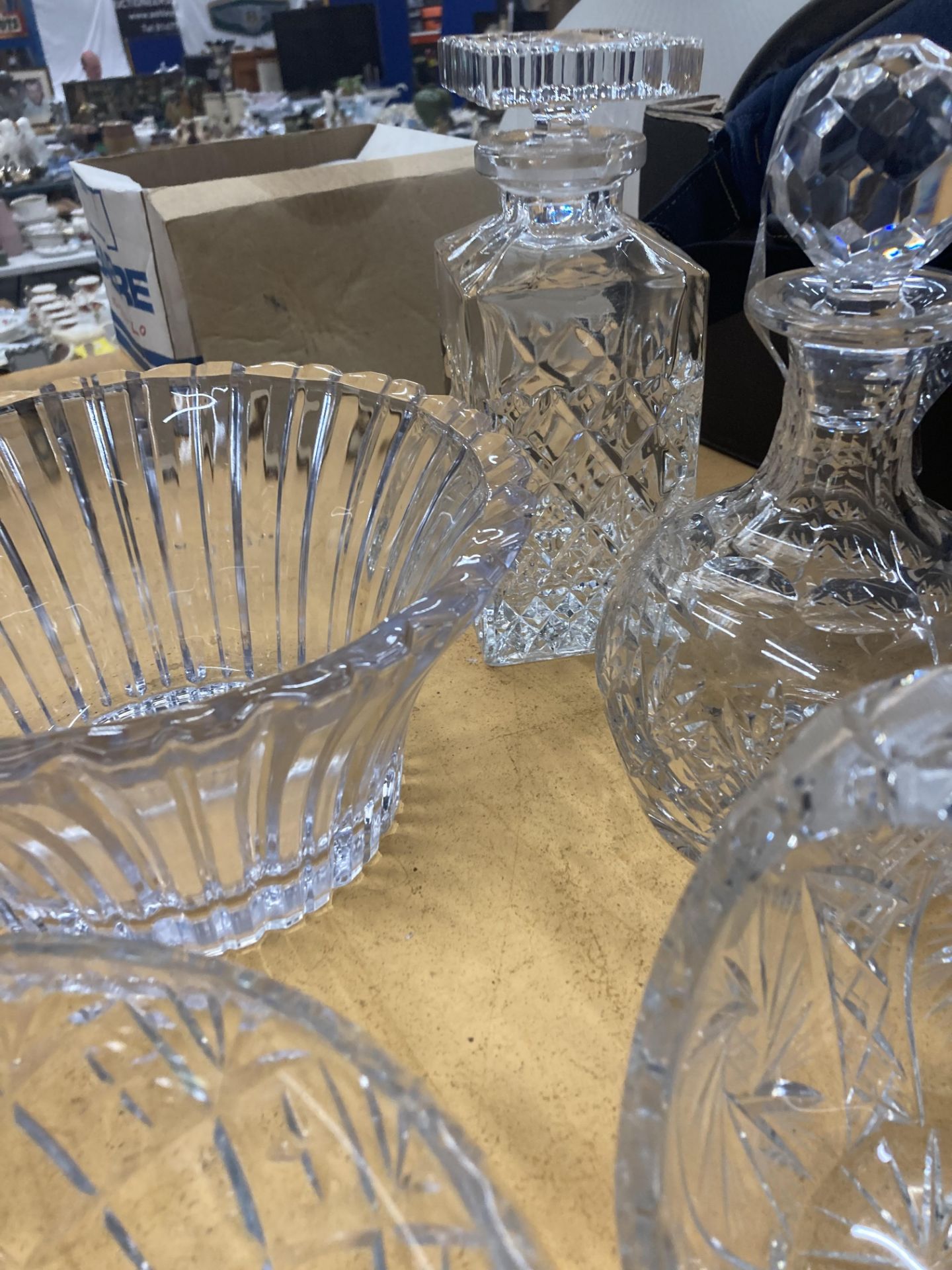 A QUANTITY OF LEAD CUT CRYSTAL GLASS TO INCLUDE DECANTERS, BOWLS AND A BASKET - Image 6 of 15