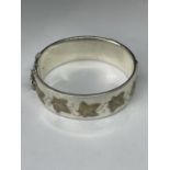 A HALLMARKED BIRMINGHAM 1940 CHARLES S GREEN & CO SILVER BANGLE EMBOSSED WITH GOLD LEAVES GROSS