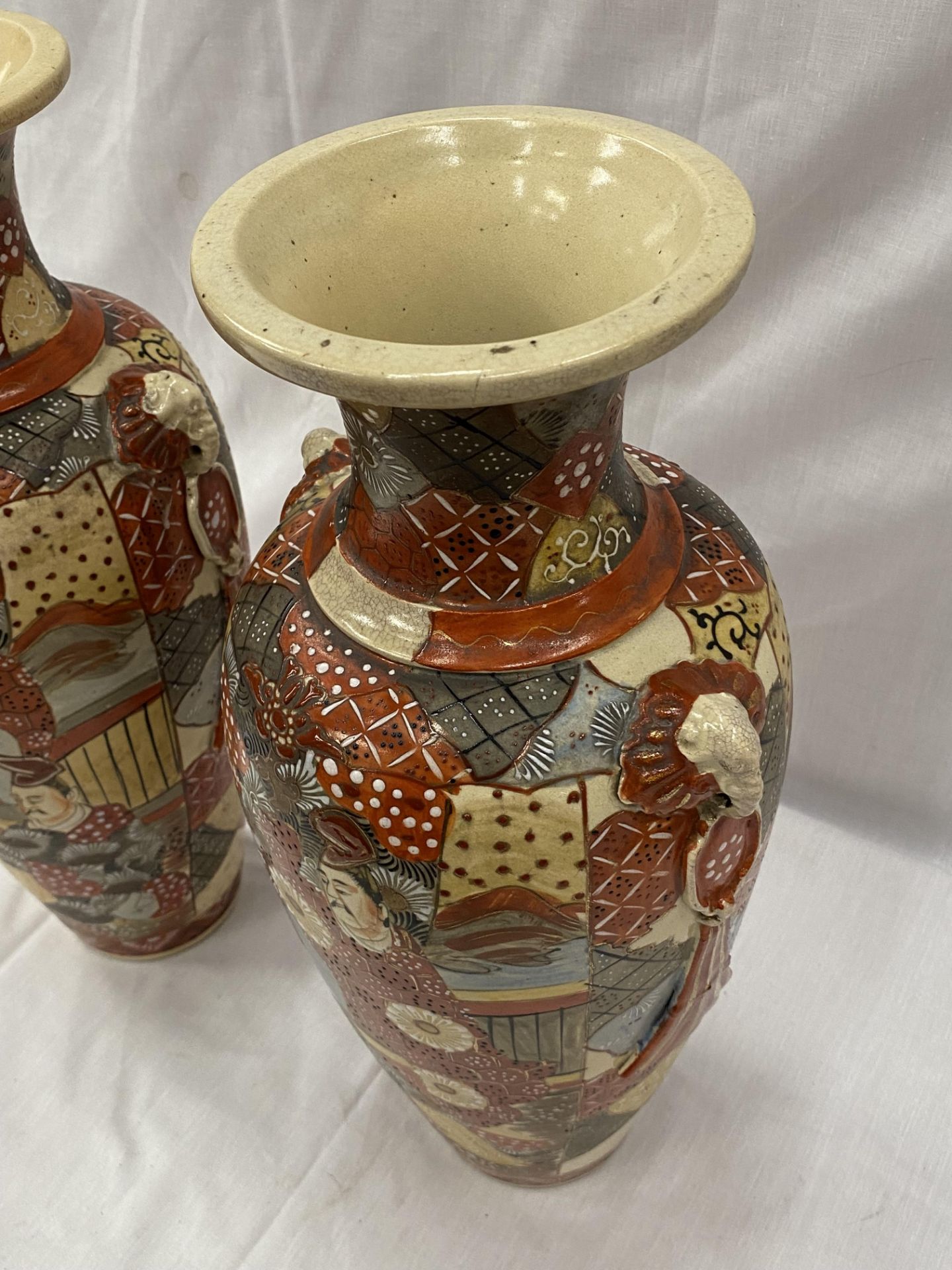 A PAIR OF ORIENTAL STYLE VASES WITH EMBOSSED DECORATION HEIGHT 45CM - A/F CRACKS TO BOTH - Image 5 of 16