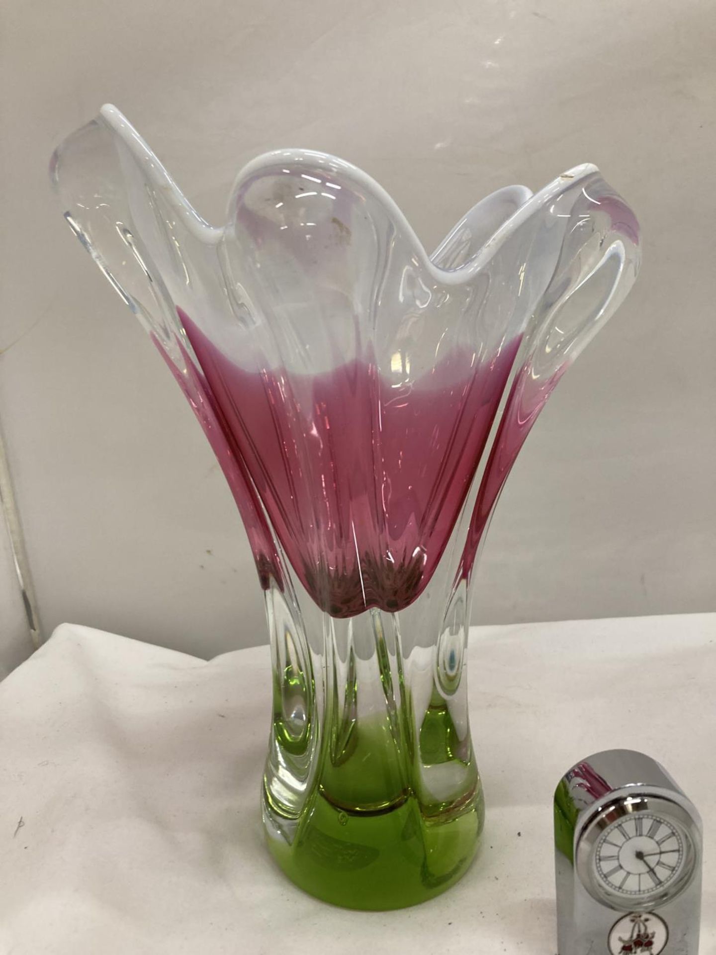 A MURANO STYLE HEAVY ART GLASS VASE WITH GRADUATING COLOURS OF GREEN, CRANBERRY AND ACID WHITE - - Image 3 of 17