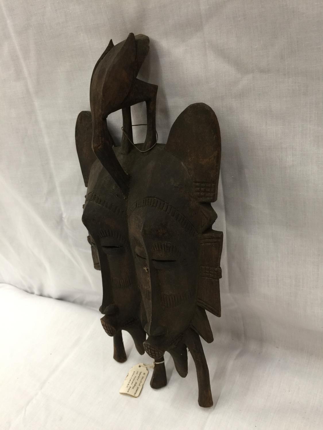 A DOUBLE HEADED WALL HANGING SENEFU MASK OF TYPICAL FORM HEIGHT 40CM, WIDTH 22CM - Image 2 of 5