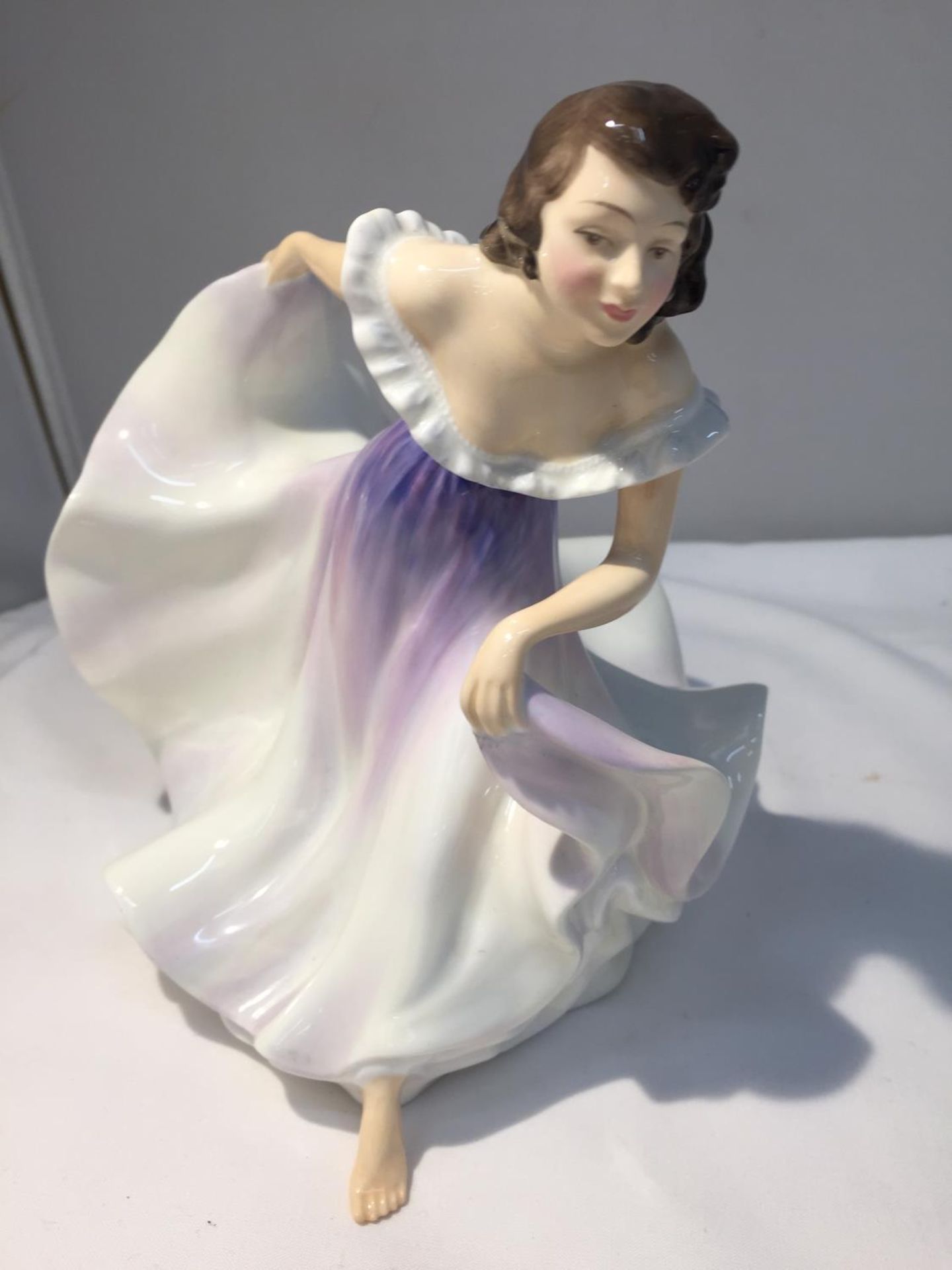 A ROYAL DOULTON FIGURE 'A GYPSY DANCE' HN 2230 - Image 2 of 7