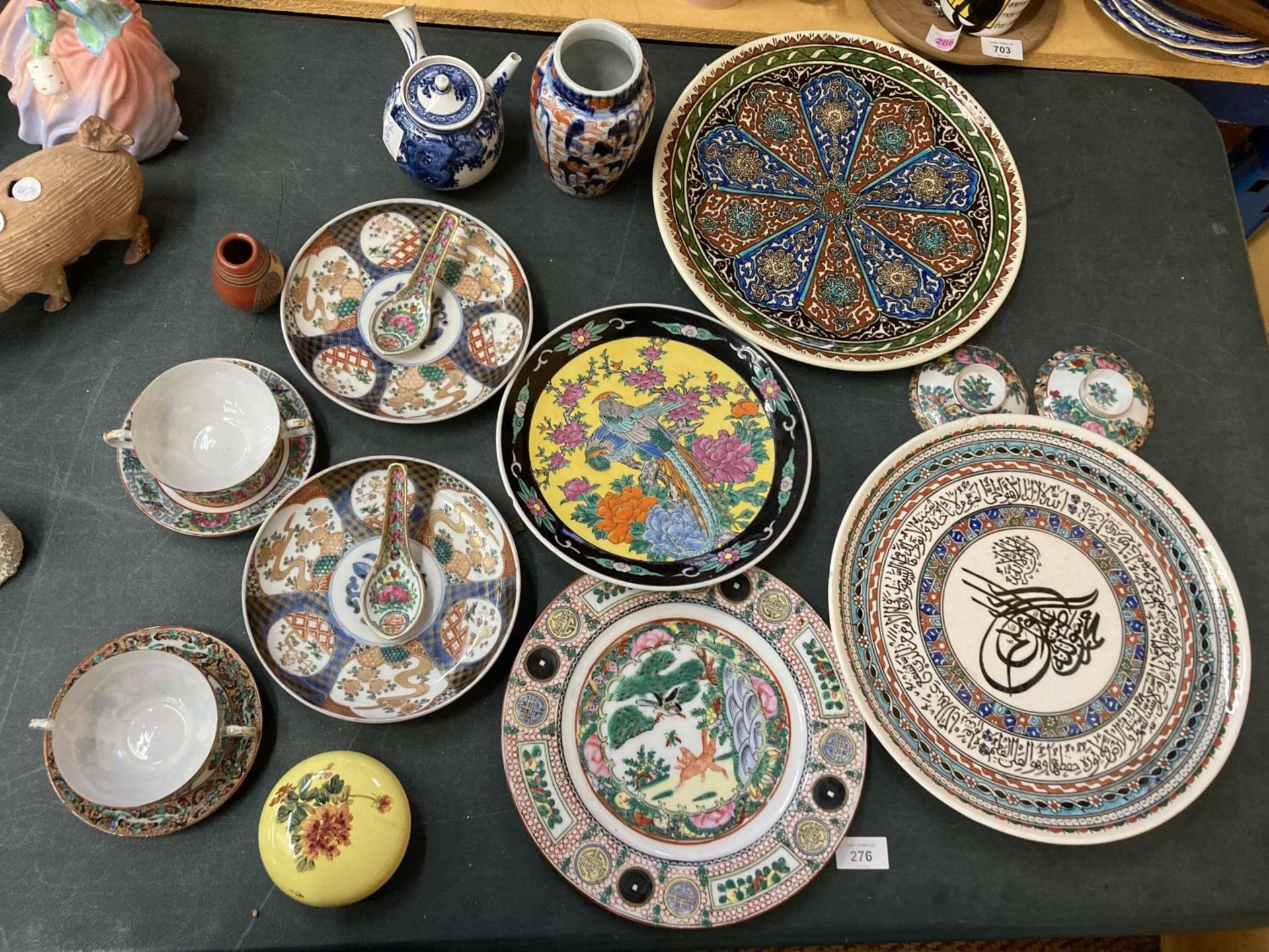 A QUANTITY OF ORIENTAL ITEMS TO INCLUDE PLATES, CUPS, SAUCERS, VASE,ETC - Image 3 of 19