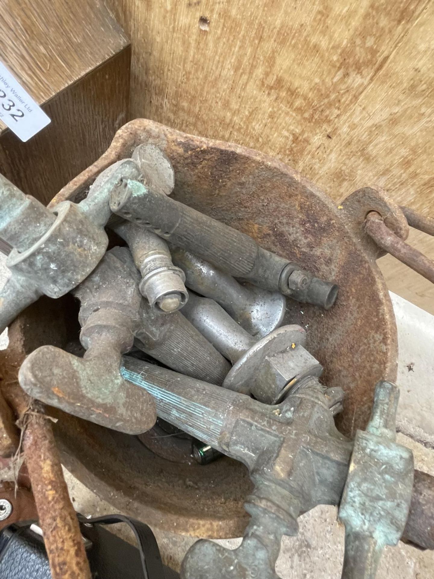 AN OAK CASED MANTLE CLOCK, VINTAGE TAPS AND A CAST PAN - Image 3 of 3