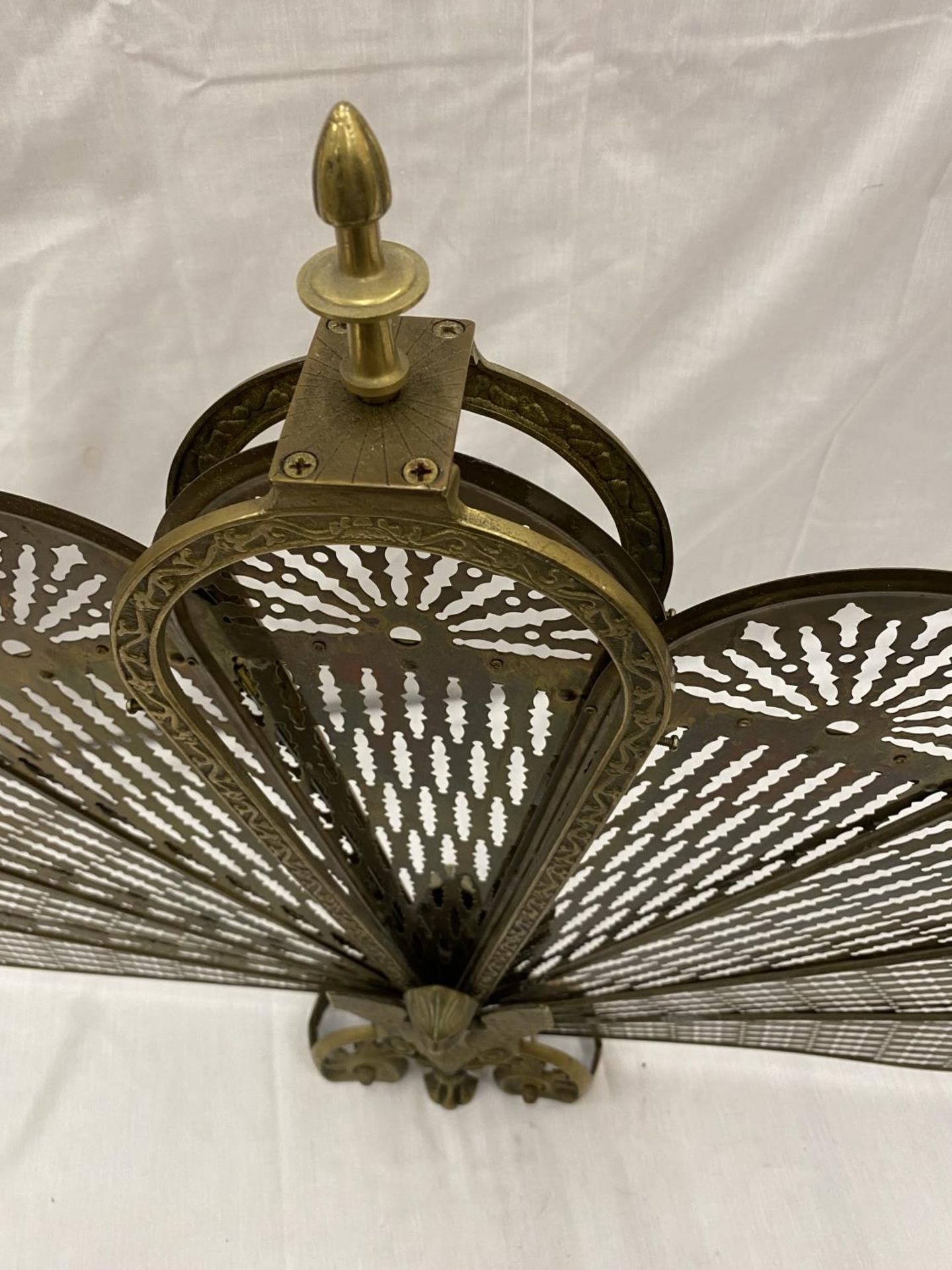 A VINTAGE BRASS PEACOCK FAN FIRE SCREEN WITH WINGED GRIFFIN TO THE BASE, HEIGHT 63CM - Image 5 of 10