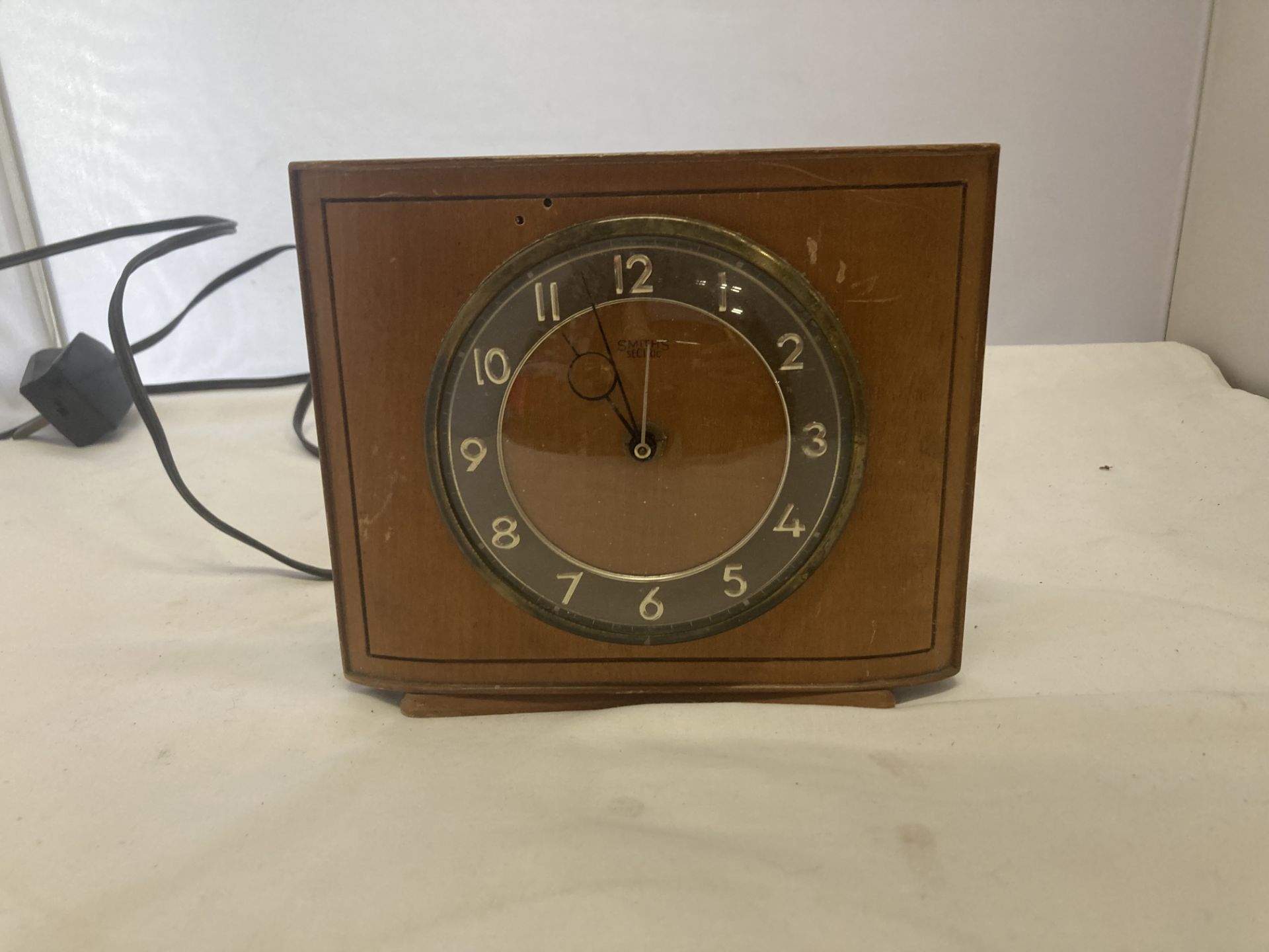 TWO MAHOGANY CASED WALL CLOCKS, A WESTCLOX 'BIG BEN' ALARM CLOCK, A SMITHS VINTAGE ELECTRIC MANTLE - Image 11 of 21