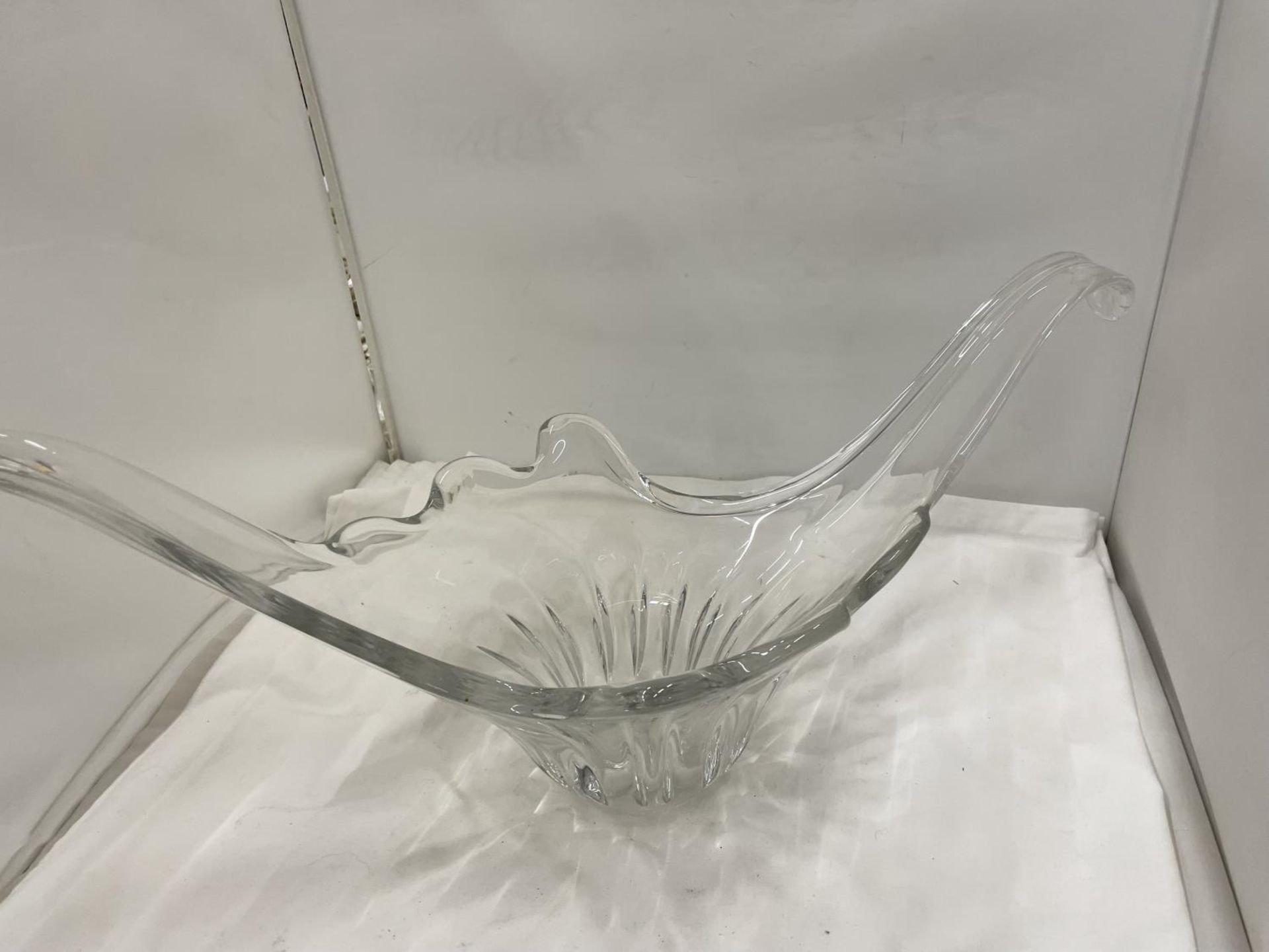 A LARGE HEAVY ART GLASS GONDOLA SHAPED BOWL HEIGHT 27CM, LENGTH 65CM, WIDTH 26CM - Image 4 of 5