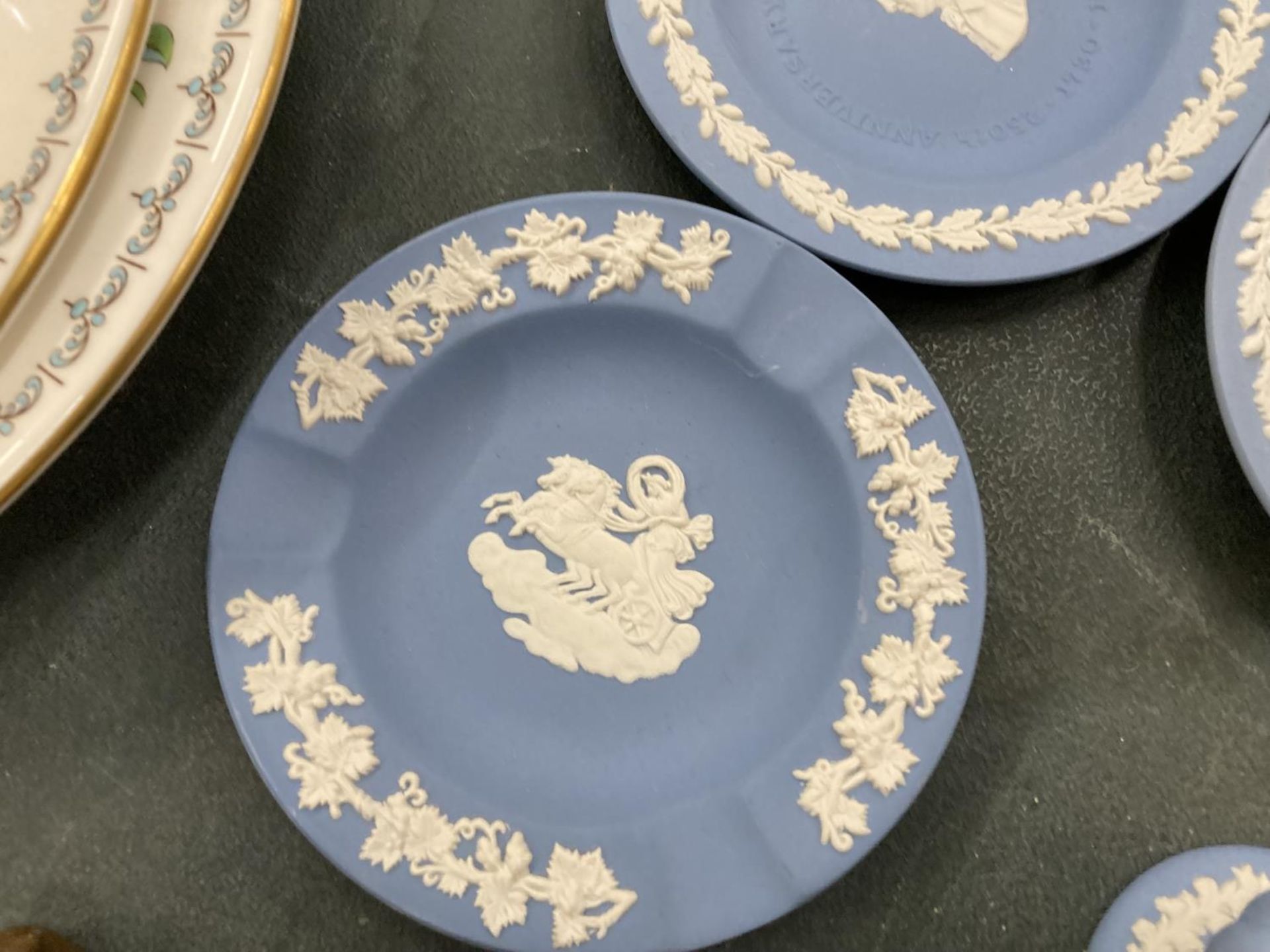 SEVEN PIECES OF WEDGWOOD JASPERWARE TO INCLUDE TRINKET BOXES, PIN TRAYS, ETC - Image 11 of 12