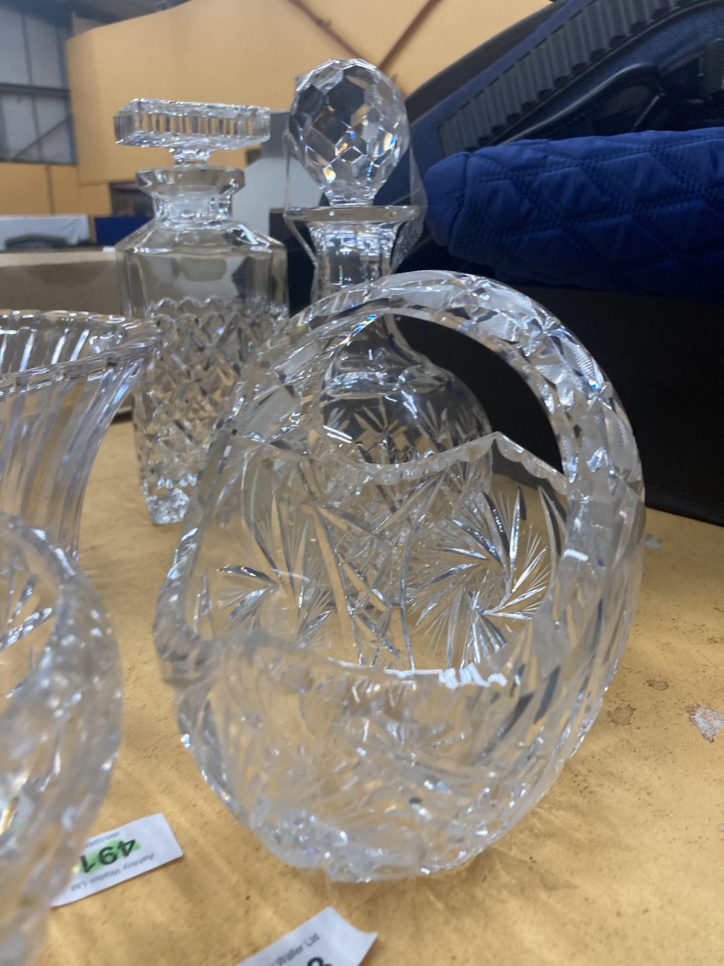 A QUANTITY OF LEAD CUT CRYSTAL GLASS TO INCLUDE DECANTERS, BOWLS AND A BASKET - Image 10 of 15