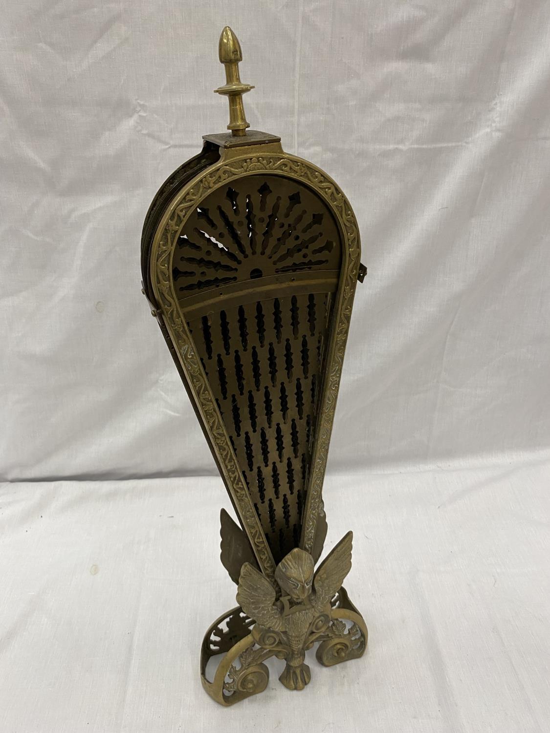 A VINTAGE BRASS PEACOCK FAN FIRE SCREEN WITH WINGED GRIFFIN TO THE BASE, HEIGHT 63CM - Image 9 of 10