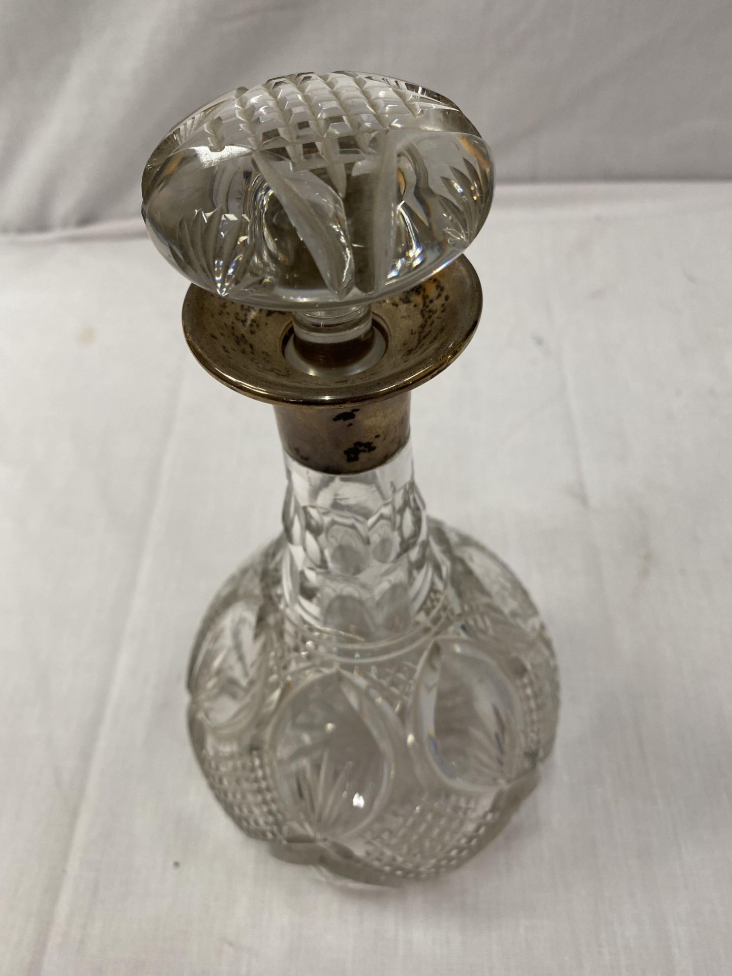 A HALLMARKED SHEFFIELD SILVER DECANTER WITH HOBNAIL DECORATION HEIGHT 25CM - Image 9 of 10